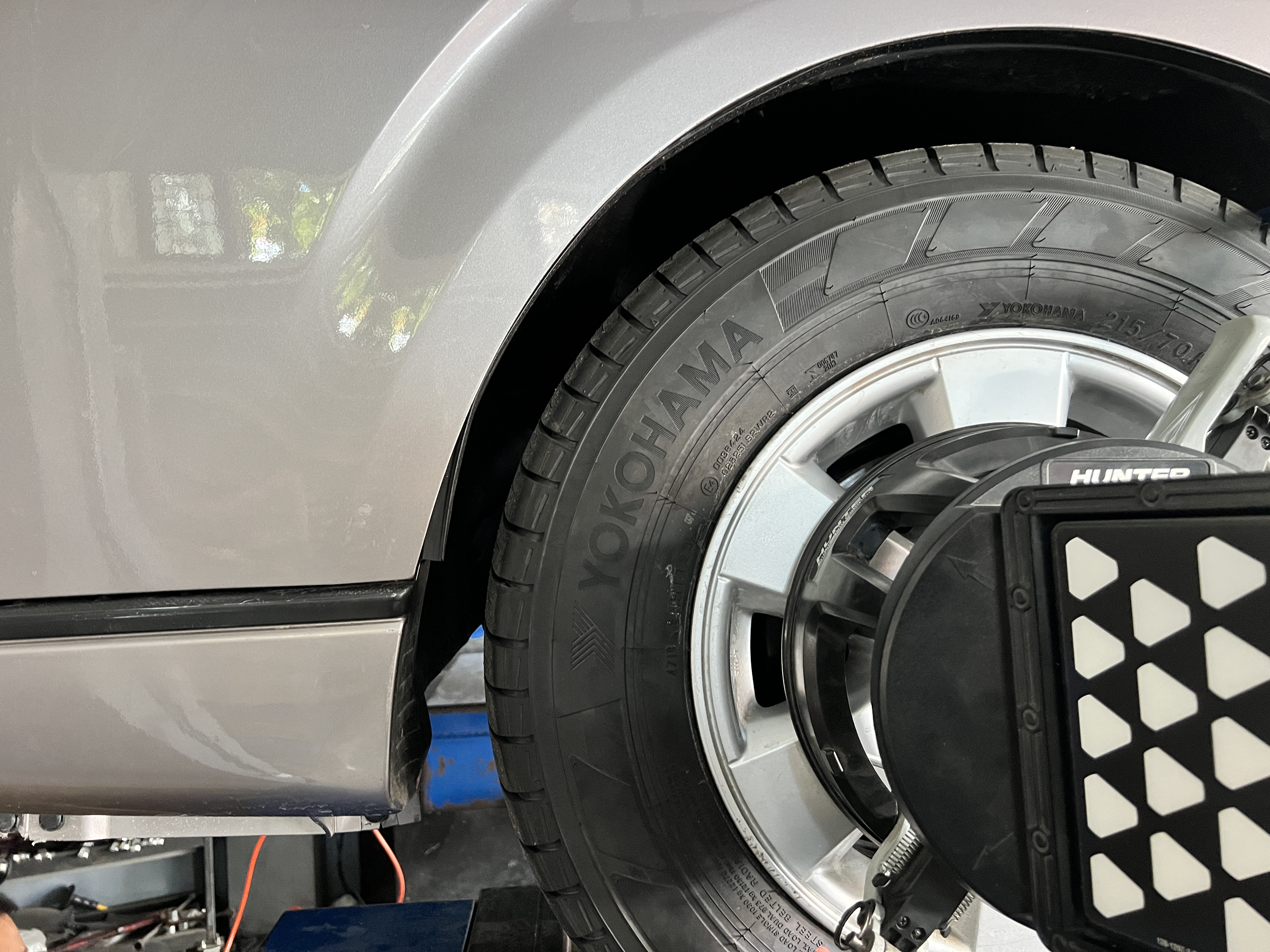 Toyota commuter เปลี่ยนยางใหม่ใช้งาน มั่นใจใช้ยาง Yokohama [+] 215/70R15 Yokohama BluEarth VAN RY55 109/107S *TH ขนาด 215/70R15c 𝙊𝙪𝙧 𝙎𝙚𝙧𝙫𝙞𝙘𝙚 บริการทางร้าน เรารับทำอะไรบ้าง 🔧 ติดตั้งยางแบบไร้รอย 100% 🔧 บริการสลับยาง ตามอายุ 🔧 มียางรถยนต์ทุกยี่ห้อให้เลือกซื้อ 🔧 เช็คช่วงล่าง แก้ปัญหาให้ตรงจุด 🔧 บริการล้างลิ้นปีกผีเสื้อ 🔧 บริการเช็คระยะรถยนต์ 🔧 เปลี่ยนถ่ายของเหลวทั้งระบบ 🔧 ตั้งศูนย์ด้วยเครื่อง HUNTER นำเข้าจาก USA สอบถามข้อมูลเพิ่มเติม หรือนัดหมายเข้ารับบริการ Tel : 08-6569-1915 Tel : 08-6544-5963 Line id : @88rw Tiktok : https://www.tiktok.com/@88rwycrr Youtube : https://youtube.com/@88rw Facebook : https://www.facebook.com/otaninon Location : https://goo.gl/maps/HrNUAZXPN94KvxZ98?coh=178573&entry=tt #รถยนต์มีปัญหาไม่รู้ต้องแก้ตรงไหน ทางเรายินดี ตรวจหาปัญหาและหาวิธีแก้ บอกลูกค้าก่อนลงมือทำเสมอราคาเป็นธรรมไม่เอาเปรียบ สบายใจคุณลูกค้า ---------------------------------- ดูแลให้คำปรึกษาทุกปัญหาคาใจ ไม่ทิ้งลูกค้า มีบริการหลังการขาย 【ให้ผู้เชี่ยวชาญของเรา ดูแลรถคุณ】 ร้านยางเจริญรุ่งเรือง ยินดีต้อนรับครับ ---------------------------------- #โช๊คอัพรถยนต์ #monroe #yss #kayaba #profender #ร้านยางเจริญรุ่งเรือง #นนทบุรี #งามวงศ์วาน #amsfix #บริการช่วงล่างรถยนต์ #ซ่อมบำรุงช่วงล่าง #เซทอัพโช๊คอัพรถยนต์