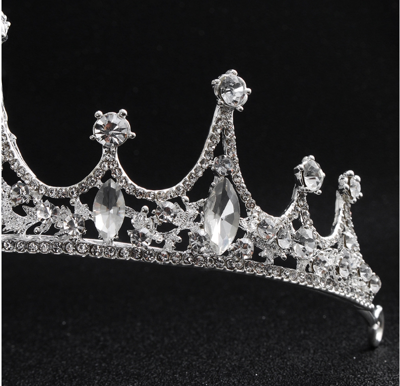 มงกุฏขนาดใหญ่ ประดับเพชร แบบปักกิ๊บแน่น ขนาด กว้าง 15.5 สูง 5.5 ซม.