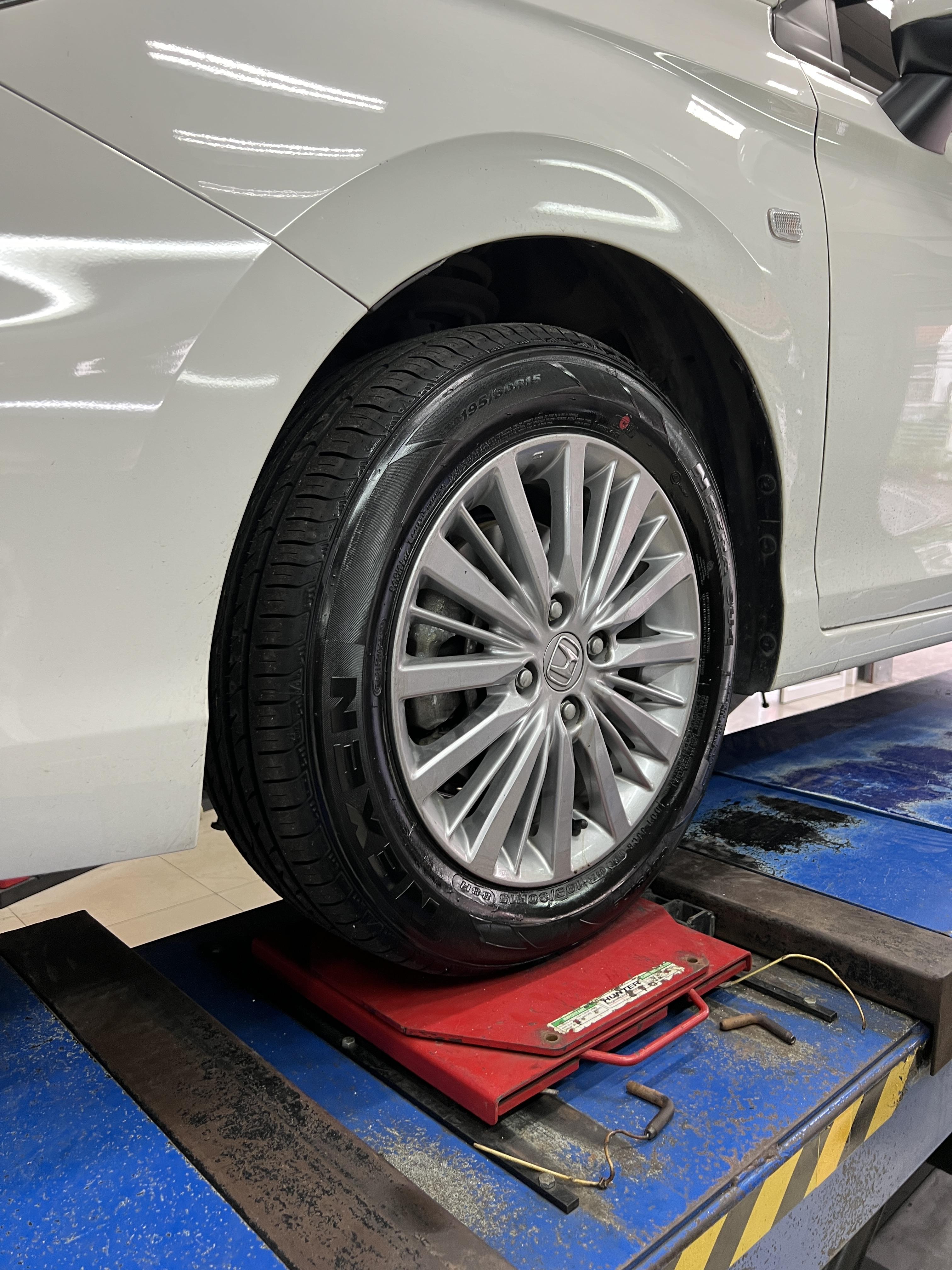 HONDA CITY TURBO เข้ารับบริการเปลี่ยนยางรถยนต์ ใช้งานประจำวัน [+] NEXEN SU4 195/60R15 *เฉาพาะ NEXEN ประกันยาง 1 ปี หรือ 25,000 กม. บาด บวม เบียด แตก ระเบิด เปลี่ยนเส้นใหม่ ครับ *เพื่อความสะดวกในการรับบริการ นัดหมายเวลาก่อนเข้ารับบริการทุกครั้งครับ 𝙊𝙪𝙧 𝙎𝙚𝙧𝙫𝙞𝙘𝙚 บริการทางร้านเรารับทำอะไรบ้าง 🔧 มียางรถยนต์ทุกยี่ห้อให้เลือกซื้อ 🔧 โช้คอัพ สปริง 🔧 เช็คช่วงล่าง แก้ปัญหาให้ตรงจุด 🔧 ติดตั้งยางแบบไร้รอย 100% 🔧 บริการสลับยาง ตามอายุ 🔧 บริการล้างลิ้นปีกผีเสื้อ 🔧 บริการเช็คระยะรถยนต์ 🔧 เปลี่ยนถ่ายของเหลวทั้งระบบ 🔧 ตั้งศูนย์ด้วยเครื่อง HUNTER นำเข้าจาก USA สอบถามข้อมูลเพิ่มเติม หรือนัดหมายเข้ารับบริการ ☎️ : 08-6569-1915 ☎️ : 08-6544-5963 Line id : @88rw Tiktok : https://www.tiktok.com/@88rwycrr Youtube : https://youtube.com/@88rw Facebook : https://www.facebook.com/88rwtire Location : https://goo.gl/maps/HrNUAZXPN94KvxZ98?coh=178573&entry=tt #รถยนต์มีปัญหาไม่รู้ต้องแก้ตรงไหน ทางเรายินดี ตรวจหาปัญหาและหาวิธีแก้ บอกลูกค้าก่อนลงมือทำเสมอราคาเป็นธรรมไม่เอาเปรียบ สบายใจคุณลูกค้า ร้านยางเจริญรุ่งเรือง ยินดีต้อนรับครับ