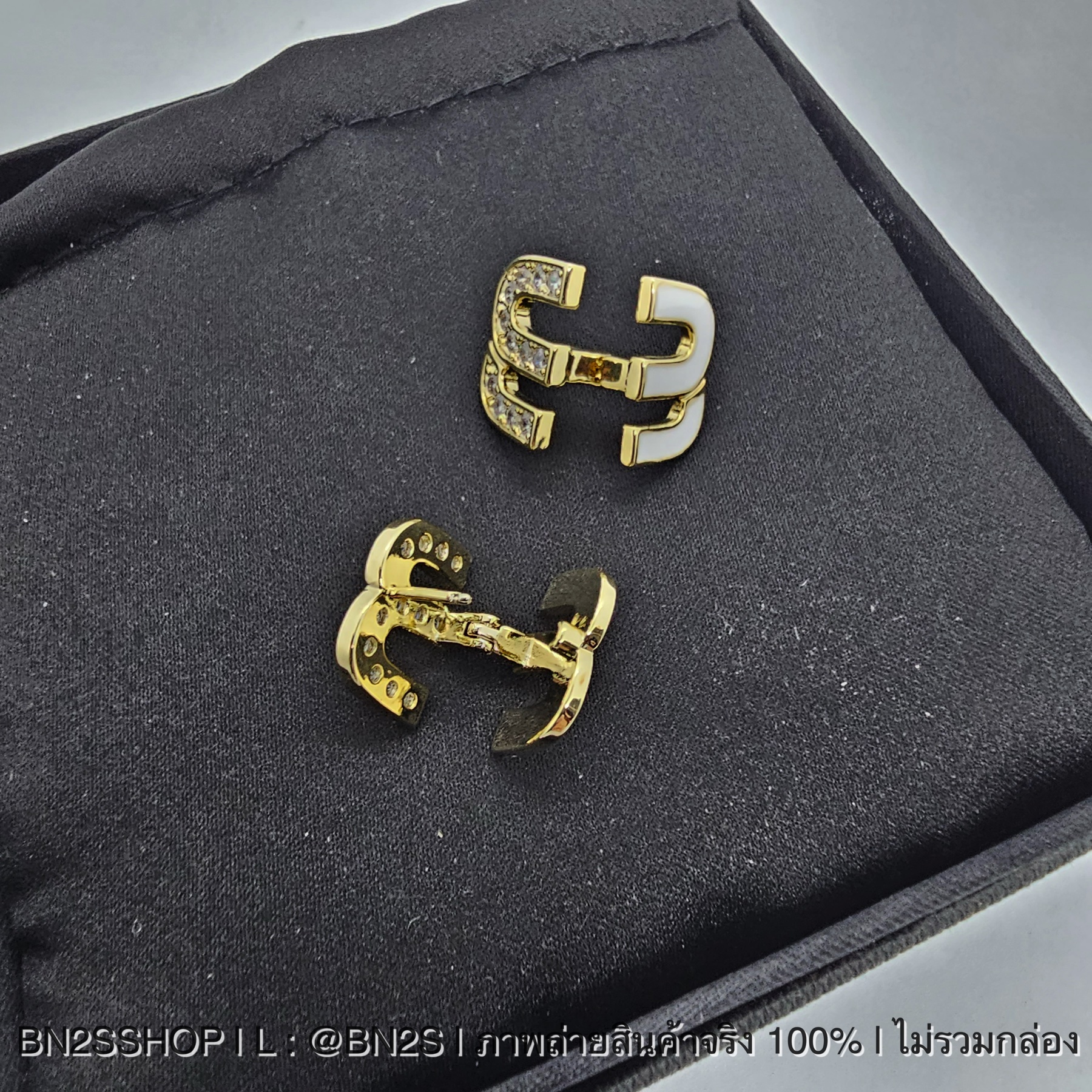 ต่างหูมิว MIU logo-plaque stud earrings ต่างหู ตัวโลโก้ ใส่ได้ 2 ด้าน พร้อมส่งในไทย ฝั่งเพชร และ สี งานสวย เคลือบอย่างดี