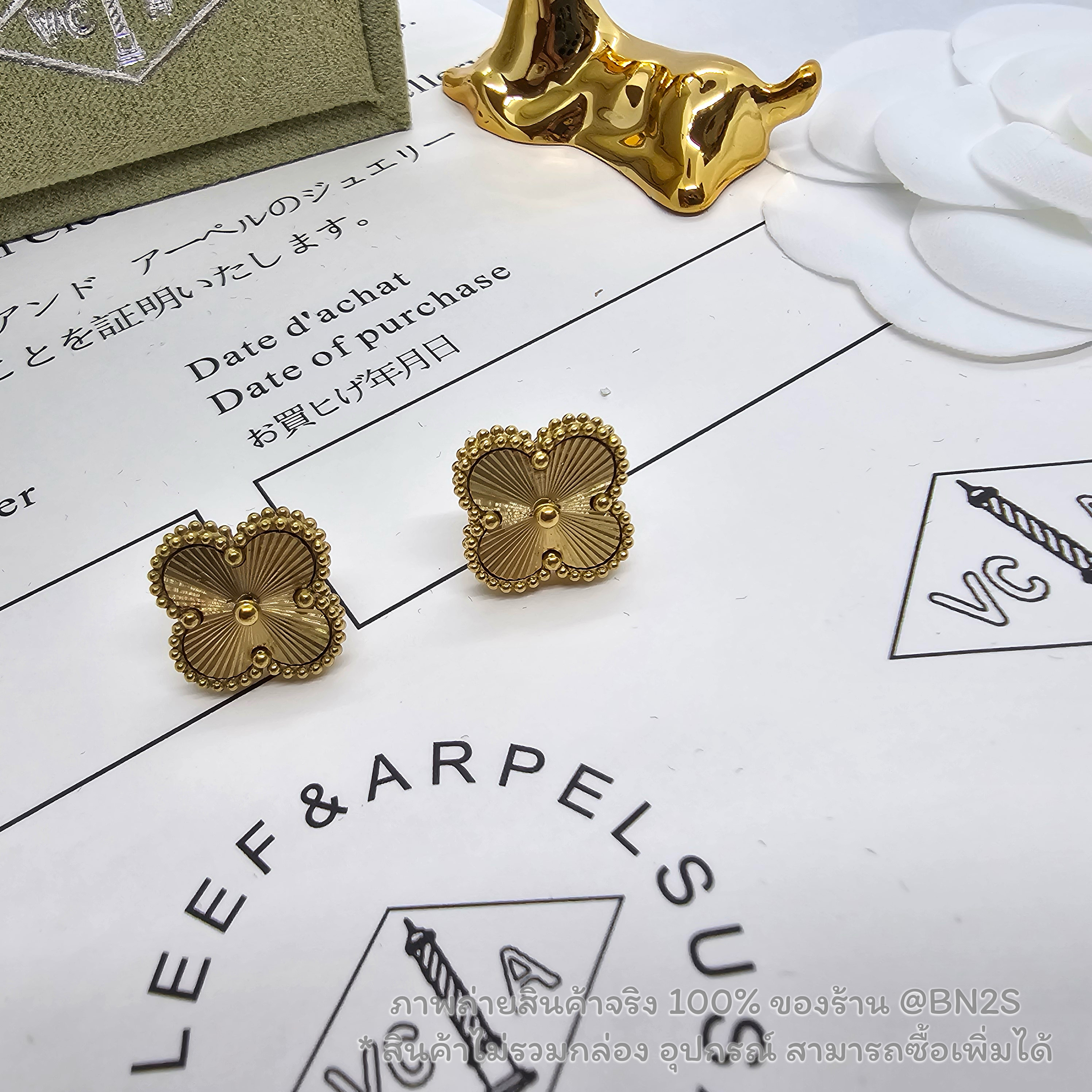 ต่างหูแวนคีฟ Van Cleef รุ่น Vintage Alhambra earrings งานปั๊มโลโก้ด้านหลัง อะไหล่สีทองงานสวย 1:1 พร้อมส่งในไทย เกรด ไฮเอน ไม่รวมกล่อง อุปกรณ์