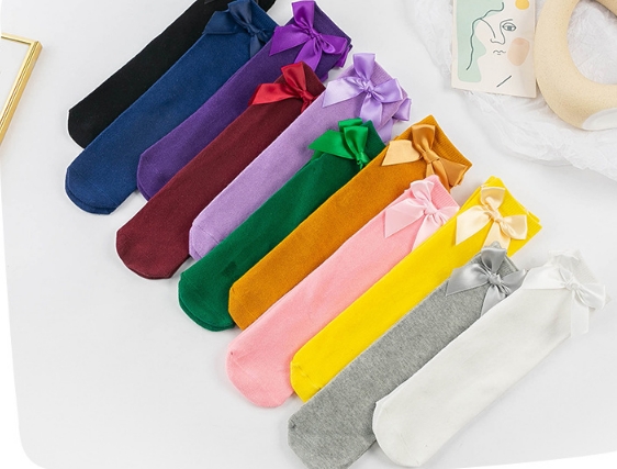 ถุงเท้ายาวเด็กผู้หญิงสีแดง(ไวน์) สีขาว สีเขียวเข้ม สีชมพู สีดำ สีม่วงเข้ม สีเหลือง ติดโบว์น่ารัก สดใส สไตล์แฟชั่นเกาหลี ขนาดแบบฟรีไซส์ ยาว 28 cm.