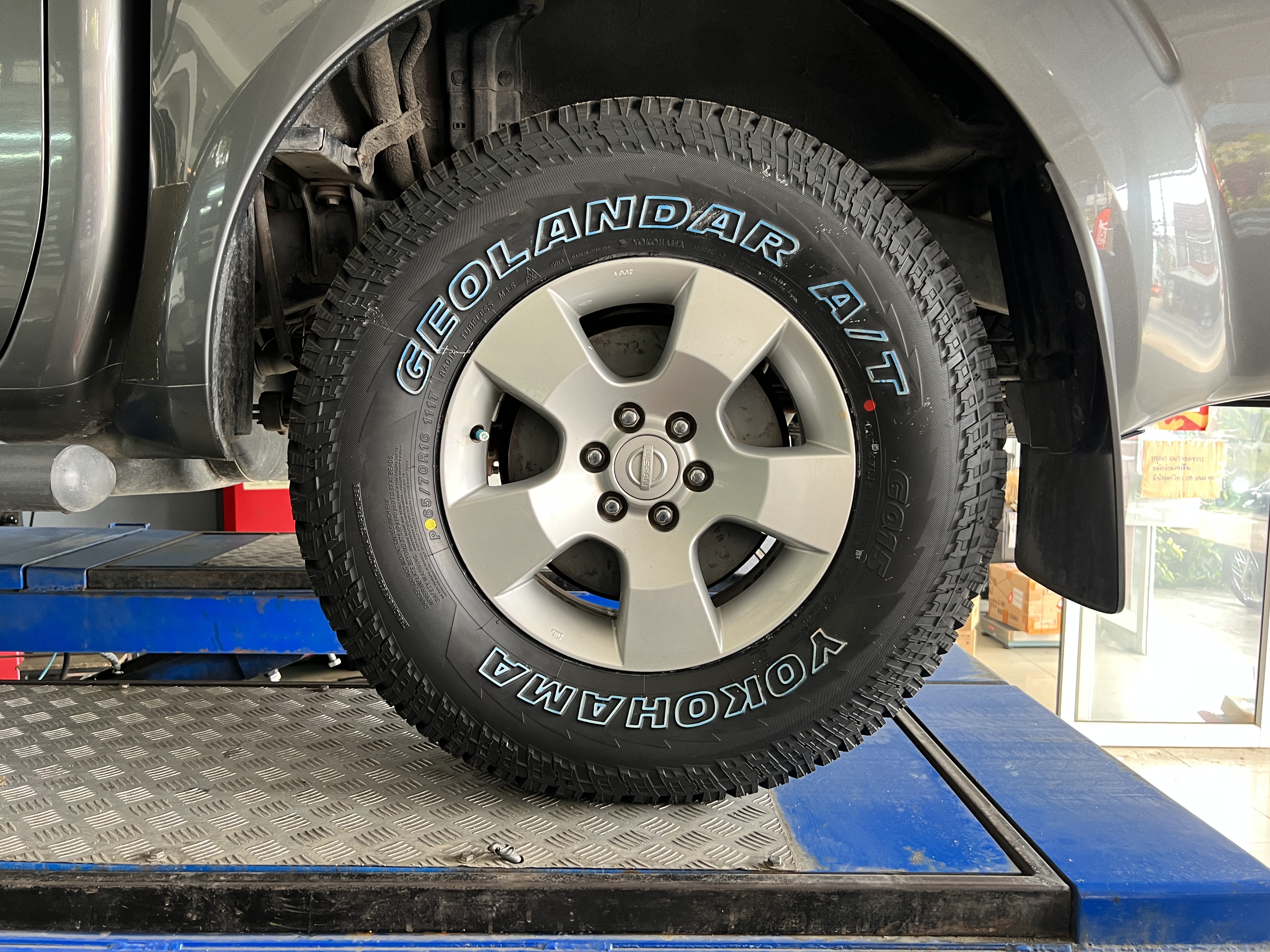 Nissan Navara D40 เปลี่ยนยางใช้งาน ประจำวัน [+] YOKOHAMA GEOLANDAR G015 AT ขนาด 265/70R16 𝙊𝙪𝙧 𝙎𝙚𝙧𝙫𝙞𝙘𝙚 บริการทางร้าน เรารับทำอะไรบ้าง 🔧 ติดตั้งยางแบบไร้รอย 100% 🔧 บริการสลับยาง ตามอายุ 🔧 มียางรถยนต์ทุกยี่ห้อให้เลือกซื้อ 🔧 เช็คช่วงล่าง แก้ปัญหาให้ตรงจุด 🔧 บริการล้างลิ้นปีกผีเสื้อ 🔧 บริการเช็คระยะรถยนต์ 🔧 เปลี่ยนถ่ายของเหลวทั้งระบบ 🔧 ตั้งศูนย์ด้วยเครื่อง HUNTER นำเข้าจาก USA สอบถามข้อมูลเพิ่มเติม หรือนัดหมายเข้ารับบริการ Tel : 08-6569-1915 Tel : 08-6544-5963 Line id : @88rw Tiktok : https://www.tiktok.com/@88rwycrr Youtube : https://youtube.com/@88rw Facebook : https://www.facebook.com/otaninon Location : https://goo.gl/maps/HrNUAZXPN94KvxZ98?coh=178573&entry=tt #รถยนต์มีปัญหาไม่รู้ต้องแก้ตรงไหน ทางเรายินดี ตรวจหาปัญหาและหาวิธีแก้ บอกลูกค้าก่อนลงมือทำเสมอราคาเป็นธรรมไม่เอาเปรียบ สบายใจคุณลูกค้า ---------------------------------- ดูแลให้คำปรึกษาทุกปัญหาคาใจ ไม่ทิ้งลูกค้า มีบริการหลังการขาย 【ให้ผู้เชี่ยวชาญของเรา ดูแลรถคุณ】 ร้านยางเจริญรุ่งเรือง ยินดีต้อนรับครับ ---------------------------------- #โช๊คอัพรถยนต์ #monroe #yss #kayaba #profender #ร้านยางเจริญรุ่งเรือง #นนทบุรี #งามวงศ์วาน #amsfix #บริการช่วงล่างรถยนต์ #ซ่อมบำรุงช่วงล่าง #เซทอัพโช๊คอัพรถยนต์