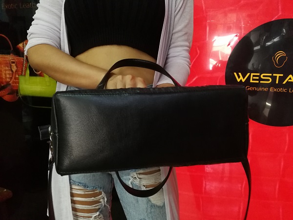 กระเป๋าหนังถือจระเข้แท้ สีดำ รหัส CRW1217W-10-BL