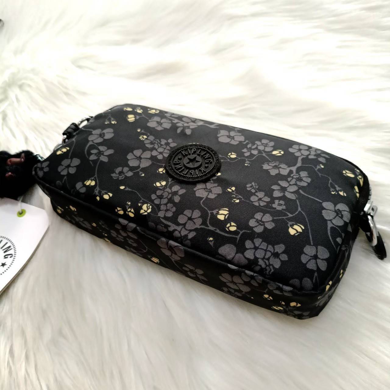 KIPLING กระเป๋าสตางค์ซิปรอบ ใบยาว Seoul up clutch & sling bag