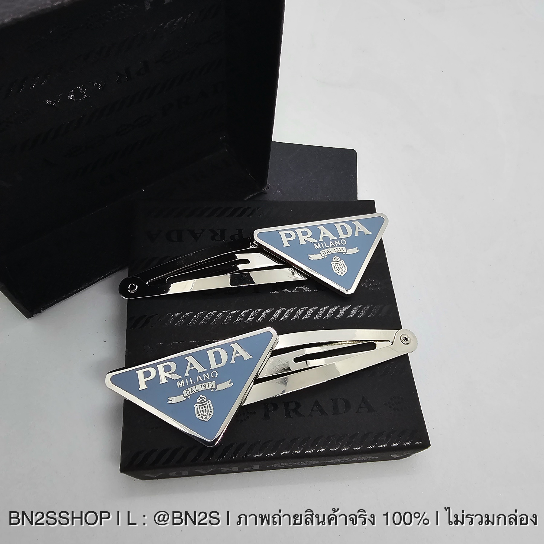 สีฟ้า | ส่งจากไทย ❤️ Prada Hair Clip ไว้ติดผม โลโก้ปราด้า งานสวย มี 2 สีให้เลือก ติดได้ ซ้าย และ ขาว
