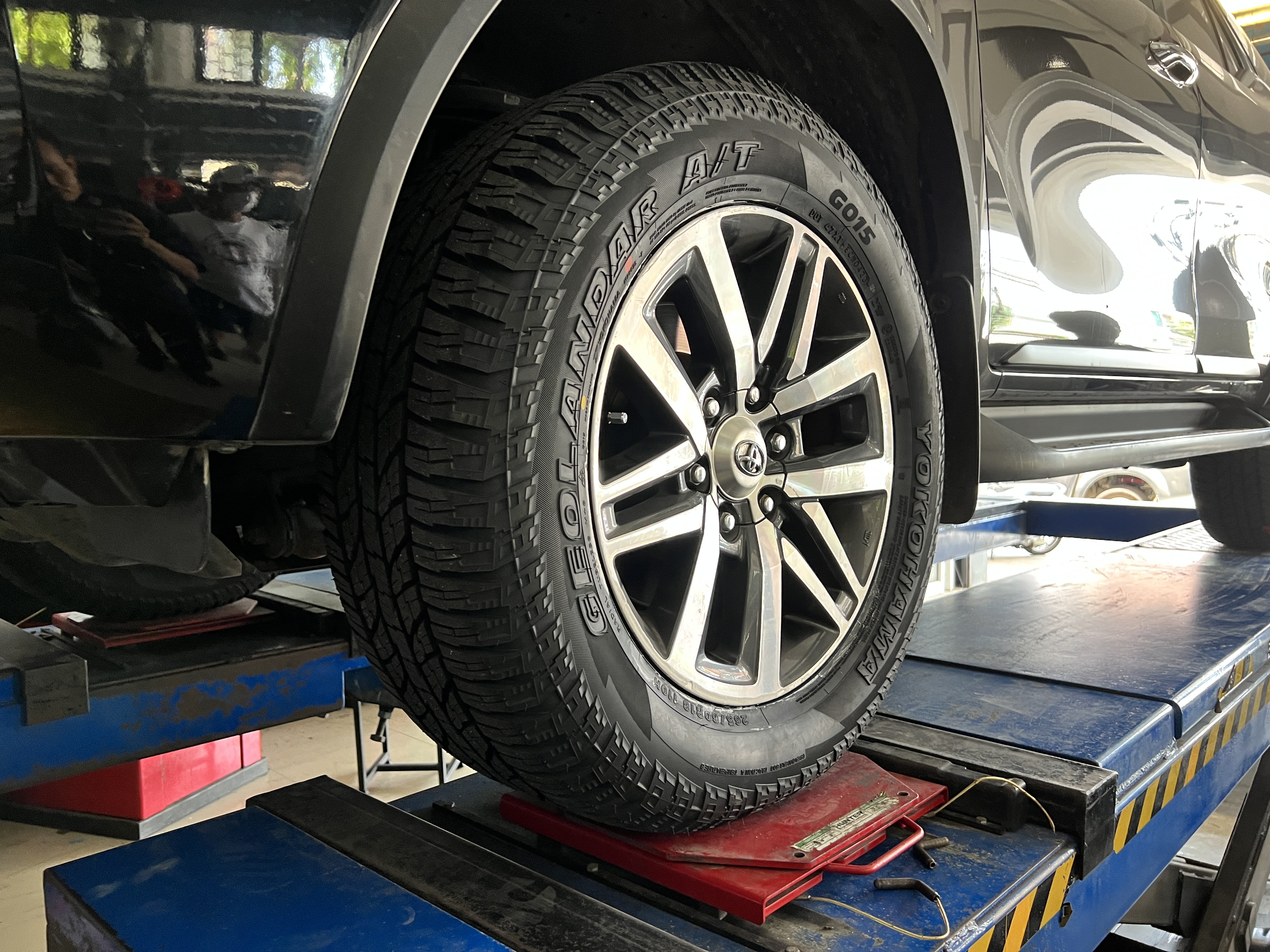 TOYOTA FORTUNER เปลี่ยนยางรถยนต์เน้นใช้งานกว้าง ทั้งทางเรียบทางลุย เน้นใช้งานยงพรีเมี่ยม มั่นใจ ปลอดภัย [+] Yokohama Geolandar G015 [+] ขนาด 265/60R18 โปรโมชั่นราคาพิเศษ ติดต่อสอบถามเพิ่มเติม โทร : 08-6569-1915 บุ๊ก และทีมงาน ยินดีต้อนรับครับ 𝙊𝙪𝙧 𝙎𝙚𝙧𝙫𝙞𝙘𝙚 บริการทางร้าน เรารับทำอะไรบ้าง 🔧 ติดตั้งยางแบบไร้รอย 100% 🔧 บริการสลับยาง ตามอายุ 🔧 มียางรถยนต์ทุกยี่ห้อให้เลือกซื้อ 🔧 เช็คช่วงล่าง แก้ปัญหาให้ตรงจุด 🔧 บริการล้างลิ้นปีกผีเสื้อ 🔧 บริการเช็คระยะรถยนต์ 🔧 เปลี่ยนถ่ายของเหลวทั้งระบบ 🔧 ตั้งศูนย์ด้วยเครื่อง HUNTER นำเข้าจาก USA #รถยนต์มีปัญหาไม่รู้ต้องแก้ตรงไหน ทางเรายินดี ตรวจหาปัญหาและหาวิธีแก้ บอกลูกค้าก่อนลงมือทำเสมอราคาเป็นธรรมไม่เอาเปรียบ สบายใจคุณลูกค้า ---------------------------------- ดูแลให้คำปรึกษาทุกปัญหาคาใจ ไม่ทิ้งลูกค้า มีบริการหลังการขาย 【ให้ผู้เชี่ยวชาญของเรา ดูแลรถคุณ】 ร้านยางเจริญรุ่งเรือง ยินดีต้อนรับครับ #ยางรถยนต์ #yokohama #geolandar #g015