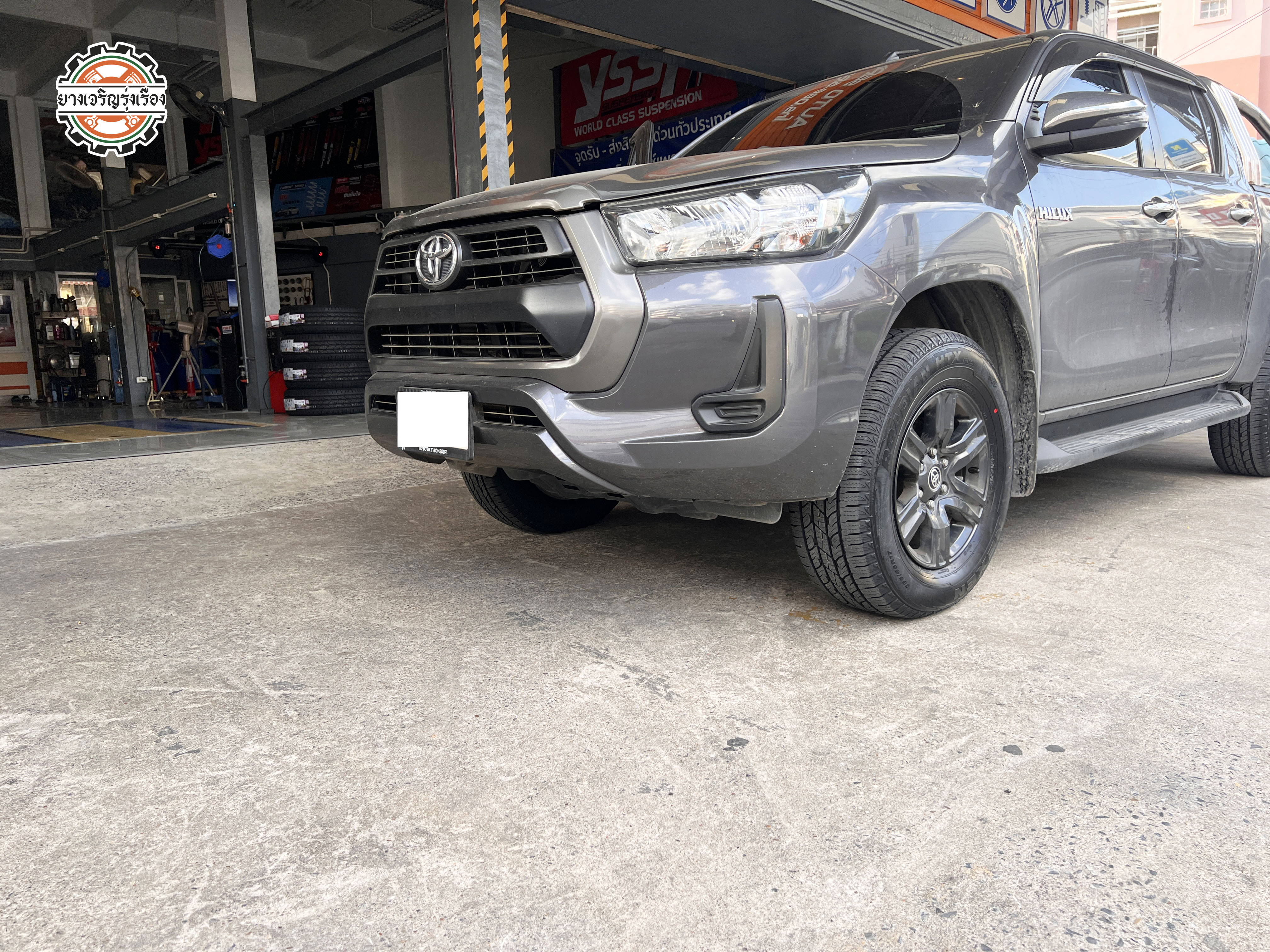TOYOTA REVO เข้ารับบริการเปลี่ยนยางรถยนต์เน้นการใช้งานประจำวัน ราคาไม่แพง มีประกัน ☄️NEXEN TIRE ROADIAN HTX ขนาด 265/65R17 𝙊𝙪𝙧 𝙎𝙚𝙧𝙫𝙞𝙘𝙚 บริการทางร้าน เรารับทำอะไรบ้าง 🔧 ติดตั้งยางแบบไร้รอย 100% 🔧 บริการสลับยาง ตามอายุ 🔧 มียางรถยนต์ทุกยี่ห้อให้เลือกซื้อ 🔧 เช็คช่วงล่าง แก้ปัญหาให้ตรงจุด 🔧 บริการล้างลิ้นปีกผีเสื้อ 🔧 บริการเช็คระยะรถยนต์ 🔧 เปลี่ยนถ่ายของเหลวทั้งระบบ 🔧 ตั้งศูนย์ด้วยเครื่อง HUNTER นำเข้าจาก USA สอบถามข้อมูลเพิ่มเติม หรือนัดหมายเข้ารับบริการ Tel : 08-6569-1915 Tel : 08-6544-5963 Line id : @88rw Tiktok : https://www.tiktok.com/@88rwycrr Youtube : https://youtube.com/@88rw Facebook : https://www.facebook.com/88rwtire Location : https://goo.gl/maps/HrNUAZXPN94KvxZ98?coh=178573&entry=tt #รถยนต์มีปัญหาไม่รู้ต้องแก้ตรงไหน ทางเรายินดี ตรวจหาปัญหาและหาวิธีแก้ บอกลูกค้าก่อนลงมือทำเสมอราคาเป็นธรรมไม่เอาเปรียบ สบายใจคุณลูกค้า ---------------------------------- ดูแลให้คำปรึกษาทุกปัญหาคาใจ ไม่ทิ้งลูกค้า มีบริการหลังการขาย 【ให้ผู้เชี่ยวชาญของเรา ดูแลรถคุณ】 ร้านยางเจริญรุ่งเรือง ยินดีต้อนรับครับ ---------------------------------- #โช๊คอัพรถยนต์ #monroe #yss #kayaba #profender #ร้านยางเจริญรุ่งเรือง #นนทบุรี #งามวงศ์วาน #amsfix #บริการช่วงล่างรถยนต์ #ซ่อมบำรุงช่วงล่าง #เซทอัพโช๊คอัพรถยนต์