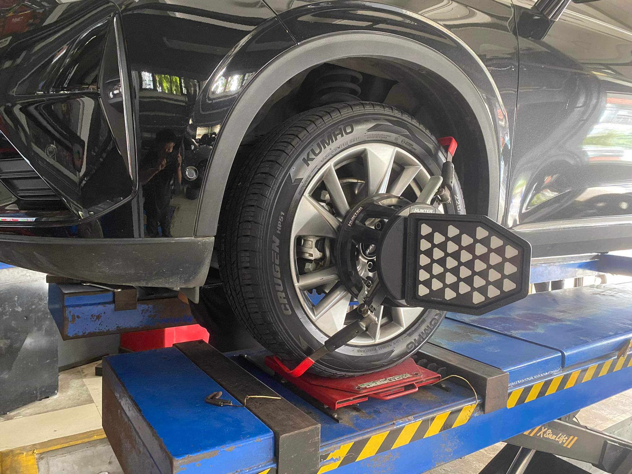 HAVAL H6 เปลี่ยนยางรถยนต์ใช้งานประจำวัน [+] KUMHO CRUGEN SUV 225/55R19 *เพื่อความสะดวกในการรับบริการ นัดหมายเวลาก่อนเข้ารับบริการทุกครั้งครับ 𝙊𝙪𝙧 𝙎𝙚𝙧𝙫𝙞𝙘𝙚 บริการทางร้านเรารับทำอะไรบ้าง 🔧 มียางรถยนต์ทุกยี่ห้อให้เลือกซื้อ 🔧 โช้คอัพ สปริง 🔧 เช็คช่วงล่าง แก้ปัญหาให้ตรงจุด 🔧 ติดตั้งยางแบบไร้รอย 100% 🔧 บริการสลับยาง ตามอายุ 🔧 บริการล้างลิ้นปีกผีเสื้อ 🔧 บริการเช็คระยะรถยนต์ 🔧 เปลี่ยนถ่ายของเหลวทั้งระบบ 🔧 ตั้งศูนย์ด้วยเครื่อง HUNTER นำเข้าจาก USA สอบถามข้อมูลเพิ่มเติม หรือนัดหมายเข้ารับบริการ ☎️ : 08-6569-1915 ☎️ : 08-6544-5963 Line id : @88rw Tiktok : https://www.tiktok.com/@88rwycrr Youtube : https://youtube.com/@88rw Facebook : https://www.facebook.com/88rwtire Location : https://goo.gl/maps/HrNUAZXPN94KvxZ98?coh=178573&entry=tt #รถยนต์มีปัญหาไม่รู้ต้องแก้ตรงไหน ทางเรายินดี ตรวจหาปัญหาและหาวิธีแก้ บอกลูกค้าก่อนลงมือทำเสมอราคาเป็นธรรมไม่เอาเปรียบ สบายใจคุณลูกค้า ร้านยางเจริญรุ่งเรือง ยินดีต้อนรับครับ