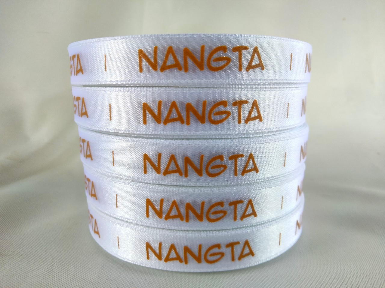 ป้ายคอเสื้อ เนื้อริบบิ้นซาติน 1.3 ซม. ริบบิ้นสีขาว 1 พิมพ์สีทองเหลือง 5 ม้วน