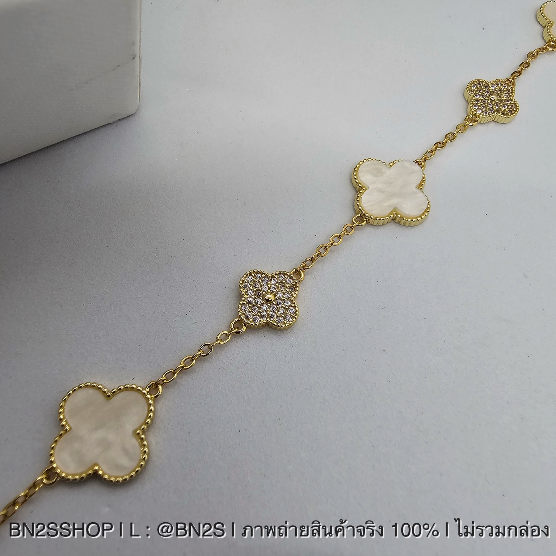 สร้อยข้อมือ แวนคีฟ Van C จี้ใบโคลเวอร์ สีขาว สายโซ่สีทอง งานสวย พร้อมส่ง