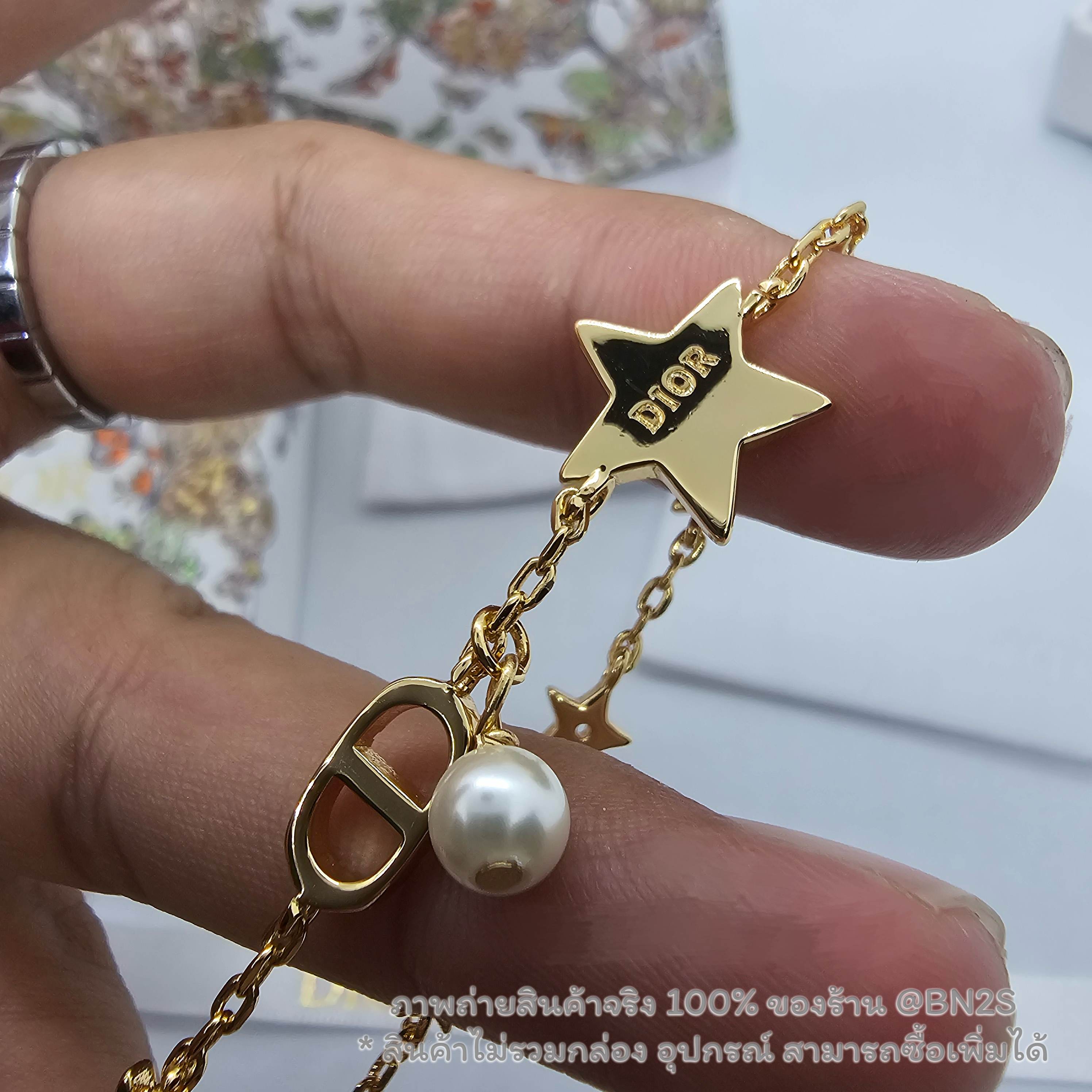 DIOR Petite CD Faux Pearl Gold Tone Bracelet เกรด ออริ อุปกรณ์ : ถุงกระดาษ ซองซิปล็อค ความยาว 18 ซม. ปรับได้ยาวสุด 21 ซม.