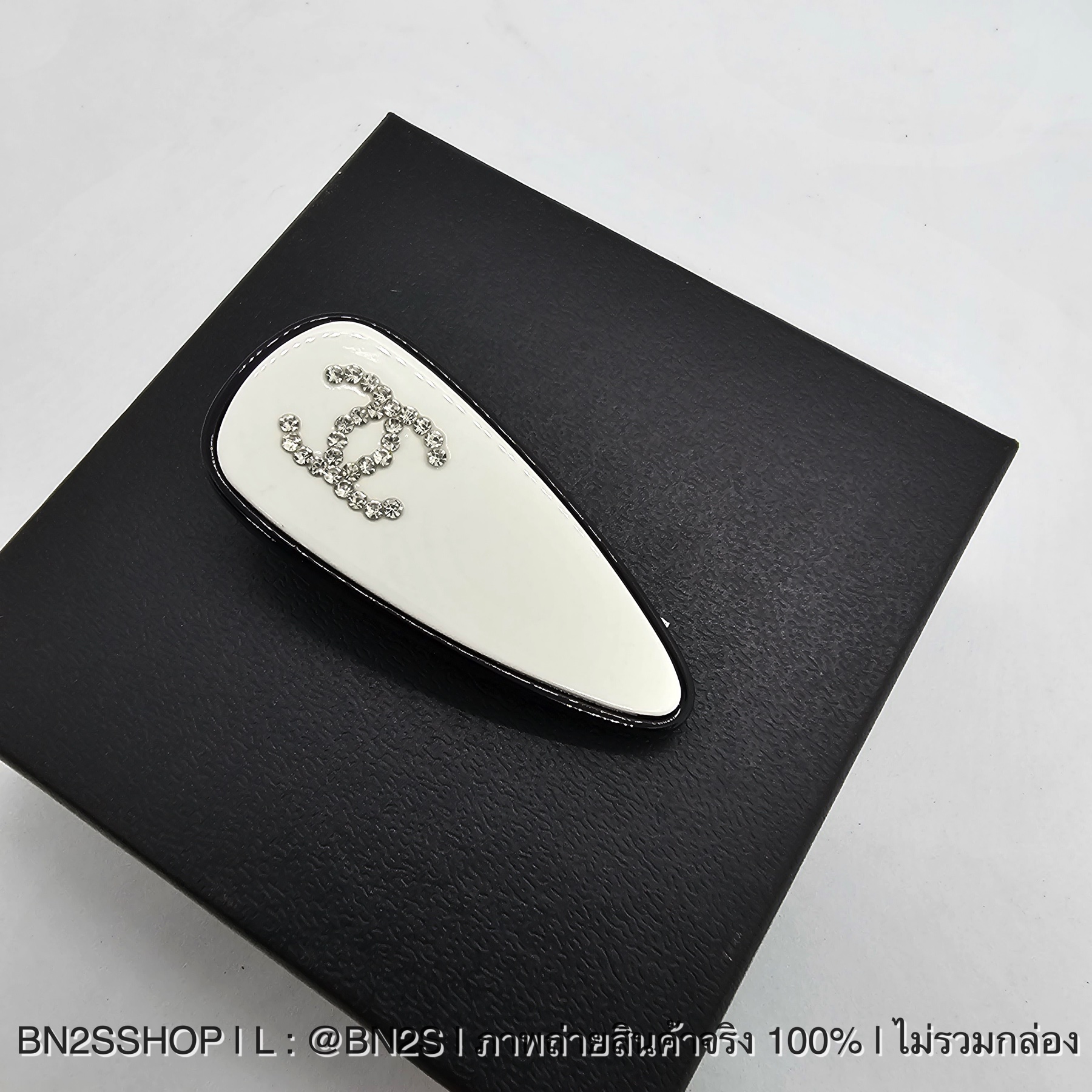 ขาว | CHANEL CC Print Logo Hair Clip กิ๊บติดผมโลโก้ ลายโลโก้ CC ตัวหนีบปากเป็ด สไตล์เกาหลี งานน่ารักมาก