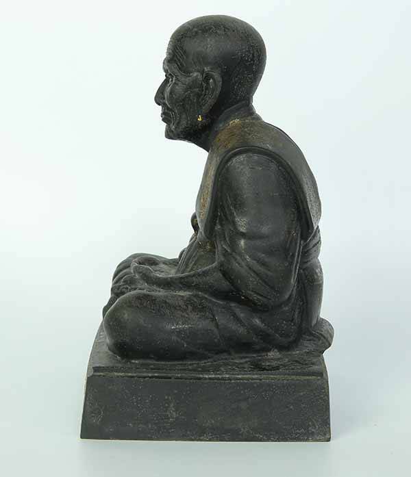 พระบูชาหลวงพ่อทวด วัดช้างให้ จังหวัดปัตตานี เนื้อทองเหลืองรมดำ พ.ศ.๒๕๔๔ หน้าตัก ๔ นิ้ว