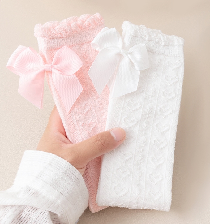 ถุงเท้าสีขาว ยาวเลยเข่า ขนาดฟรีไซส์ ความยาวก่อนยืด 42 ซม. ไม่จำกัดขนาดเท้า