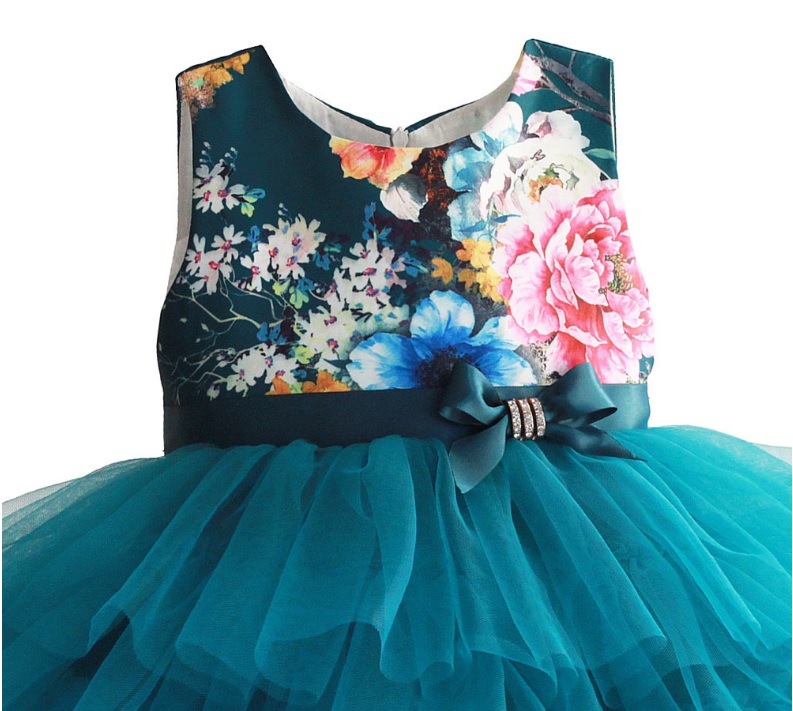 ชุดเดรสออกงานเด็กสีเขียว ช่วงตัวผ้ามันเงาลายดอกไม้สวย เอวมีโบว์ประดับเพชรสวย กระโปรงเป็นชั้นๆๆน่ารัก