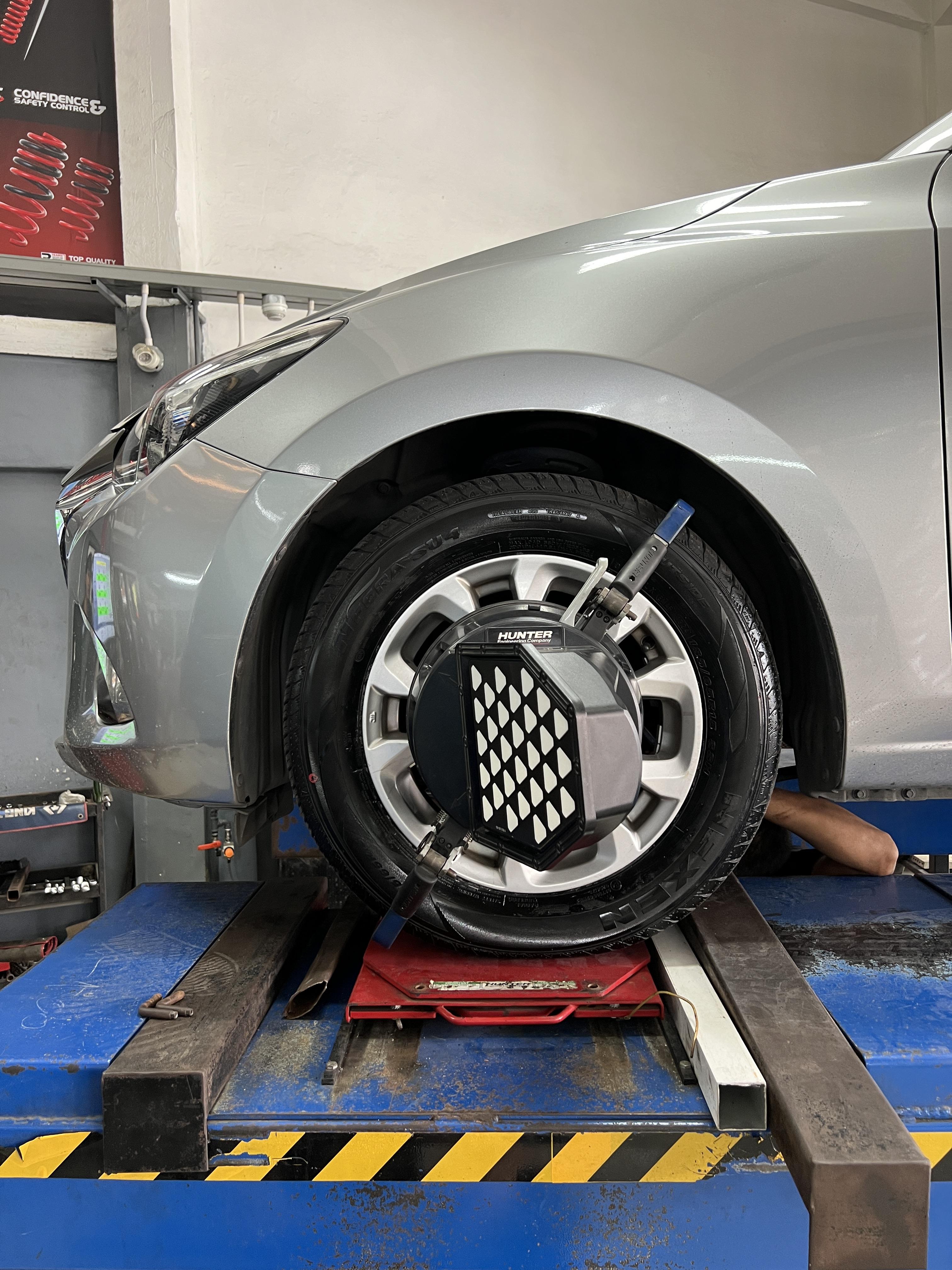 MAZDA 2 SKYACTIVE เปลี่ยนยางรถยนต์ ใช้งาน ประจำวัน [+] MAZDA 2 skayctive 185/65R15 *เฉาพาะ NEXEN Pirelli ประกันยาง 1 ปี หรือ 25,000 กม. บาด บวม เบียด แตก ระเบิด เปลี่ยนเส้นใหม่ ครับ *นัดหมายก่อนเข้ารับบริการ เพื่อความรวดเร็วครับ 𝙊𝙪𝙧 𝙎𝙚𝙧𝙫𝙞𝙘𝙚 บริการทางร้านเรารับทำอะไรบ้าง 🔧 มียางรถยนต์ทุกยี่ห้อให้เลือกซื้อ 🔧 โช้คอัพ สปริง 🔧 เช็คช่วงล่าง แก้ปัญหาให้ตรงจุด 🔧 ติดตั้งยางแบบไร้รอย 100% 🔧 บริการสลับยาง ตามอายุ 🔧 บริการล้างลิ้นปีกผีเสื้อ 🔧 บริการเช็คระยะรถยนต์ 🔧 เปลี่ยนถ่ายของเหลวทั้งระบบ 🔧 ตั้งศูนย์ด้วยเครื่อง HUNTER นำเข้าจาก USA สอบถามข้อมูลเพิ่มเติม หรือนัดหมายเข้ารับบริการ ☎️ : 08-6569-1915 ☎️ : 08-6544-5963 Line id : @88rw Tiktok : https://www.tiktok.com/@88rwycrr Youtube : https://youtube.com/@88rw Facebook : https://www.facebook.com/88rwtire Location : https://goo.gl/maps/HrNUAZXPN94KvxZ98? #รถยนต์มีปัญหาไม่รู้ต้องแก้ตรงไหน ทางเรายินดี ตรวจหาปัญหาและหาวิธีแก้ บอกลูกค้าก่อนลงมือทำเสมอราคาเป็นธรรมไม่
