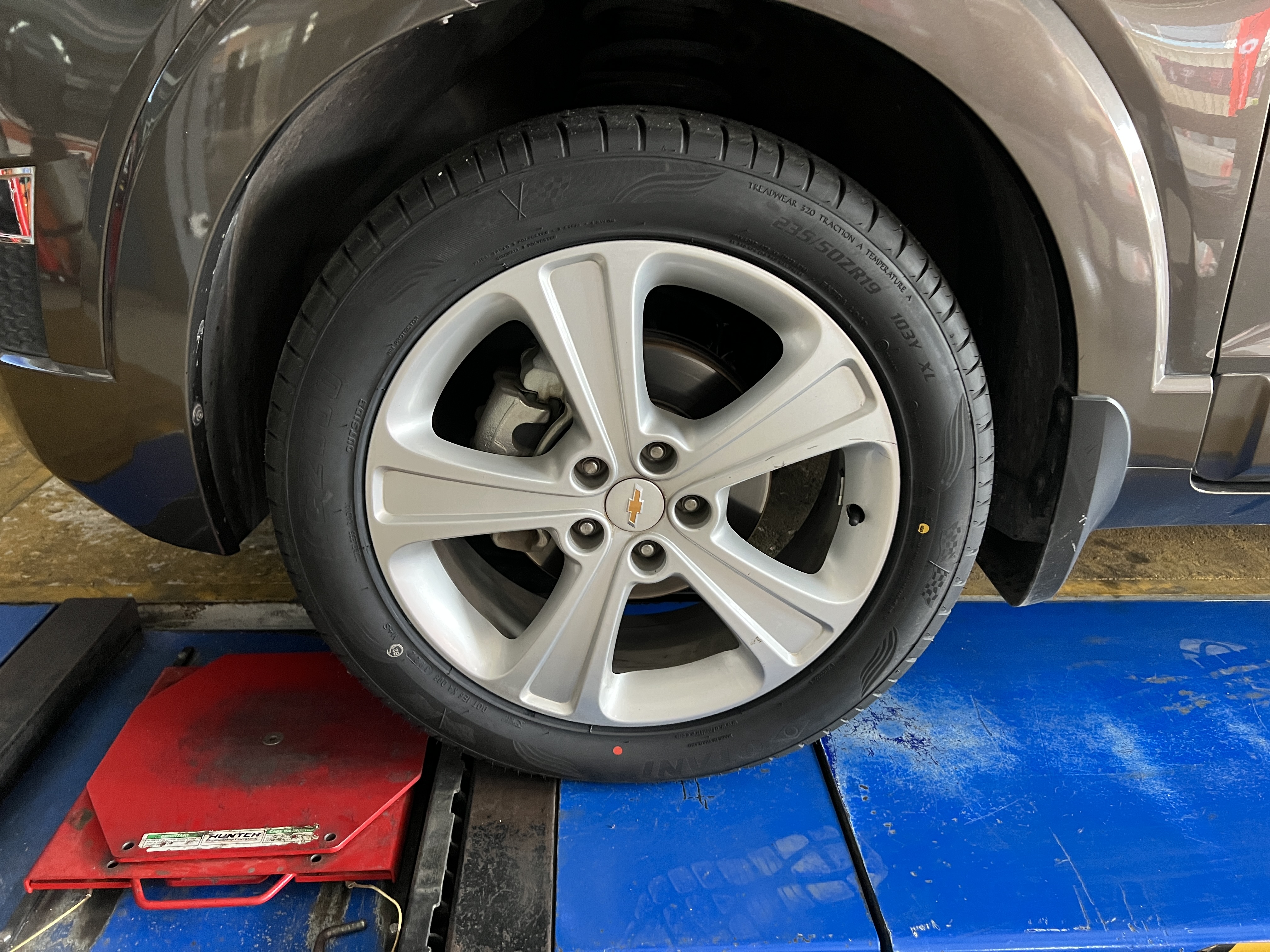 Chevrolet Captiva ลูกค้าประจำเปลี่ยนยางราคาประหยัดใช้งานน้อย ระยะทางสั้นๆ [+] OTANI KC2000 [+] ขนาด 235/50R19 โปรโมชั่นราคาพิเศษ ติดต่อสอบถามเพิ่มเติม โทร : 08-6569-1915 บุ๊ก และทีมงาน ยินดีต้อนรับครับ 𝙊𝙪𝙧 𝙎𝙚𝙧𝙫𝙞𝙘𝙚 บริการทางร้าน เรารับทำอะไรบ้าง 🔧 ติดตั้งยางแบบไร้รอย 100% 🔧 บริการสลับยาง ตามอายุ 🔧 มียางรถยนต์ทุกยี่ห้อให้เลือกซื้อ 🔧 เช็คช่วงล่าง แก้ปัญหาให้ตรงจุด 🔧 บริการล้างลิ้นปีกผีเสื้อ 🔧 บริการเช็คระยะรถยนต์ 🔧 เปลี่ยนถ่ายของเหลวทั้งระบบ 🔧 ตั้งศูนย์ด้วยเครื่อง HUNTER นำเข้าจาก USA #รถยนต์มีปัญหาไม่รู้ต้องแก้ตรงไหน ทางเรายินดี ตรวจหาปัญหาและหาวิธีแก้ บอกลูกค้าก่อนลงมือทำเสมอราคาเป็นธรรมไม่เอาเปรียบ สบายใจคุณลูกค้า ---------------------------------- ดูแลให้คำปรึกษาทุกปัญหาคาใจ ไม่ทิ้งลูกค้า มีบริการหลังการขาย 【ให้ผู้เชี่ยวชาญของเรา ดูแลรถคุณ】 ร้านยางเจริญรุ่งเรือง ยินดีต้อนรับครับ #ยางรถยนต์ #otani #kc2000
