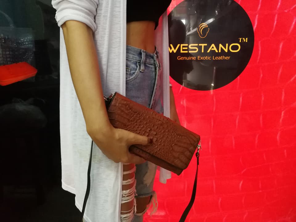 กระเป๋าสะพายหนังจระเข้แท้ แบบคลัทซ์ สีน้ำตาล รหัส CRW1217W-09-BR