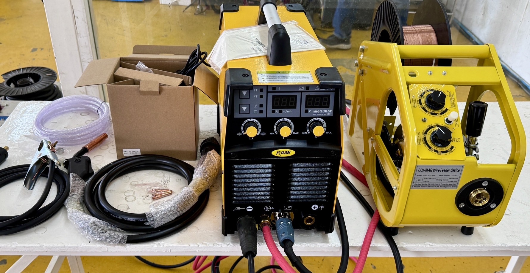 เครื่องเชื่อมMIG300GF 380V RILON ฟีดแยก