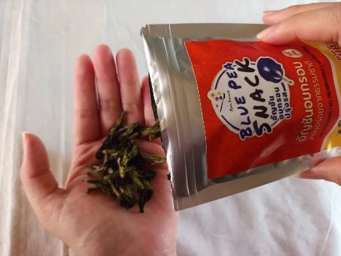 ขนมดอกไม้ “ดอกอัญชันอบกรอบ” ผลิตโดยวิสาหกิจชุมชน ต้นน้ำวัง จ.ลำปาง : Healthy Hut