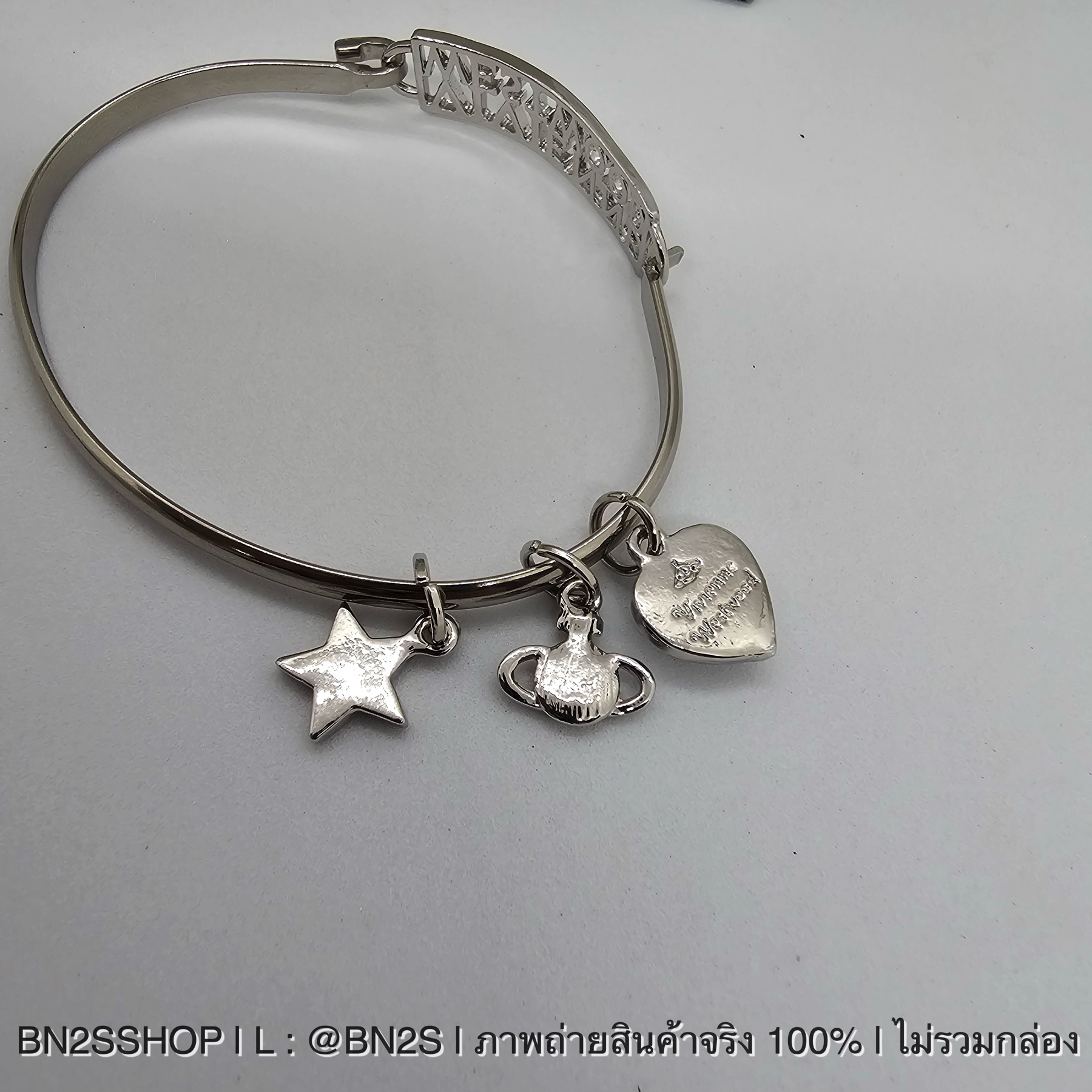 Vivienne Westwood Charm กำไลข้อมือสีเงิน ห้อจี้ดาวเสาร์ ดาวสีขาว งานสวย พร้อมส่ง