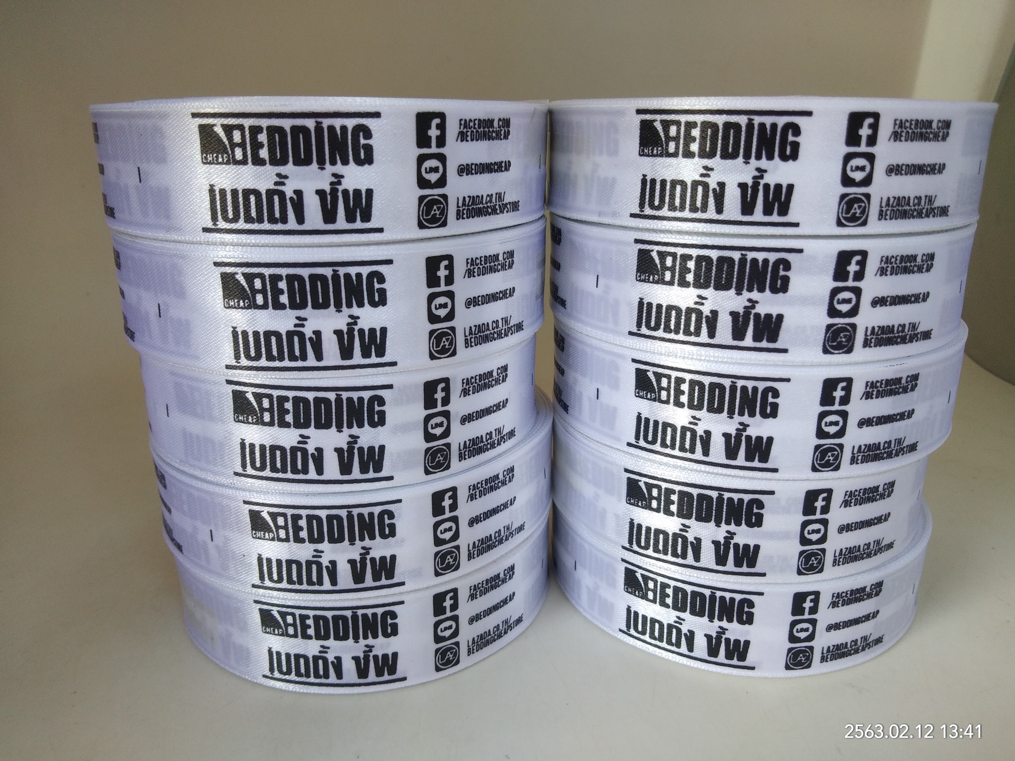 ป้ายคอเสื้อ เนื้อริบบิ้นซาติน 2.5 ซม. ริบบิ้นสีขาว 1 พิมพ์ดำ 10 ม้วน
