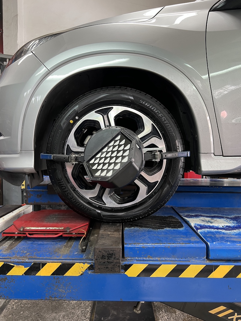 HONDA HRV เปลี่ยนยางใช้งานประจำวัน [+] Bridgestone turanza6 215/55R17 สอบถามข้อมูลเพิ่มเติม หรือนัดหมายเข้ารับบริการ ☎️ : 08-6569-1915 ☎️ : 08-6544-5963 Line id : @88rw Facebook : https://www.facebook.com/88rwtire Location : https://goo.gl/maps/HrNUAZXPN94KvxZ98 #hondahrv #Bridgestone #BridgestoneTuranza6 #ผ้าเบรกRacetech #จานเบรกRacetech