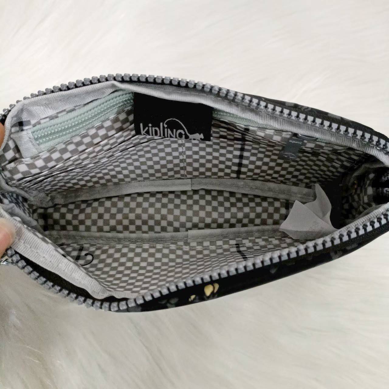 KIPLING กระเป๋าสตางค์ซิปรอบ ใบยาว Seoul up clutch & sling bag