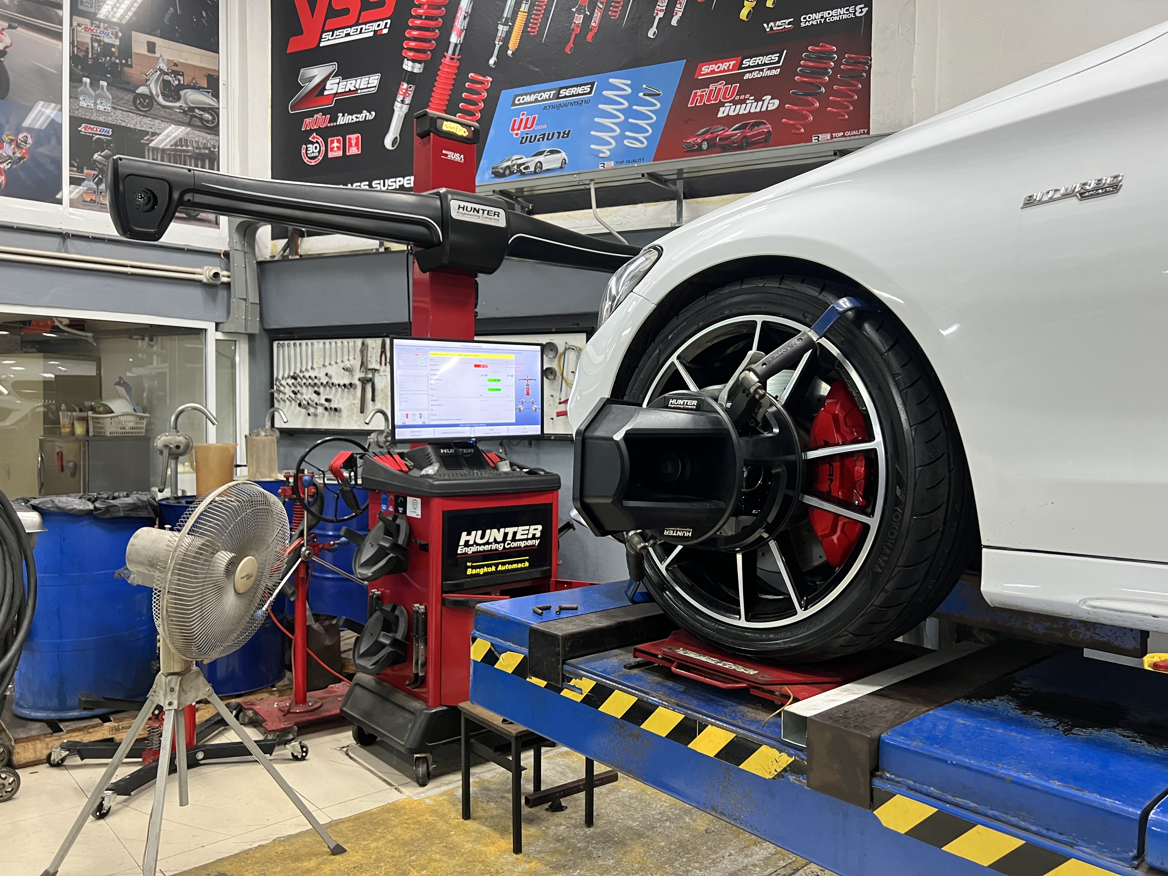 C43 เปลี่ยนยางรถยนต์ ใช้งานแทนของเดิมติดรถ [+] YOKOAMA FLEVA V701 คู่หน้า 225/40R19 คู่หลัง 255/35R19 *เพื่อความสะดวกในการรับบริการ นัดหมายเวลาก่อนเข้ารับบริการทุกครั้งครับ 𝙊𝙪𝙧 𝙎𝙚𝙧𝙫𝙞𝙘𝙚 บริการทางร้านเรารับทำอะไรบ้าง 🔧 มียางรถยนต์ทุกยี่ห้อให้เลือกซื้อ 🔧 โช้คอัพ สปริง 🔧 เช็คช่วงล่าง แก้ปัญหาให้ตรงจุด 🔧 ติดตั้งยางแบบไร้รอย 100% 🔧 บริการสลับยาง ตามอายุ 🔧 บริการล้างลิ้นปีกผีเสื้อ 🔧 บริการเช็คระยะรถยนต์ 🔧 เปลี่ยนถ่ายของเหลวทั้งระบบ 🔧 ตั้งศูนย์ด้วยเครื่อง HUNTER นำเข้าจาก USA สอบถามข้อมูลเพิ่มเติม หรือนัดหมายเข้ารับบริการ ☎️ : 08-6569-1915 ☎️ : 08-6544-5963 Line id : @88rw Tiktok : https://www.tiktok.com/@88rwycrr Youtube : https://youtube.com/@88rw Facebook : https://www.facebook.com/88rwtire Location : https://goo.gl/maps/HrNUAZXPN94KvxZ98?coh=178573&entry=tt #รถยนต์มีปัญหาไม่รู้ต้องแก้ตรงไหน ทางเรายินดี ตรวจหาปัญหาและหาวิธีแก้ บอกลูกค้าก่อนลงมือทำเสมอราคาเป็นธรรมไม่เอาเปรียบ สบายใจคุณลูกค้า ร้านยางเจริญรุ่งเรือง ยินดีต้อนรับครับ