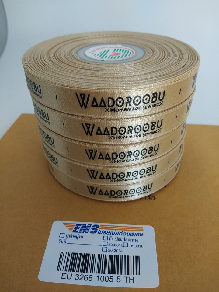 ป้ายคอเสื้อ เนื้อริบบิ้นซาติน 1.3 ซม. ริบบิ้นสีทอง 103 พิมพ์ดำ 5 ม้วน