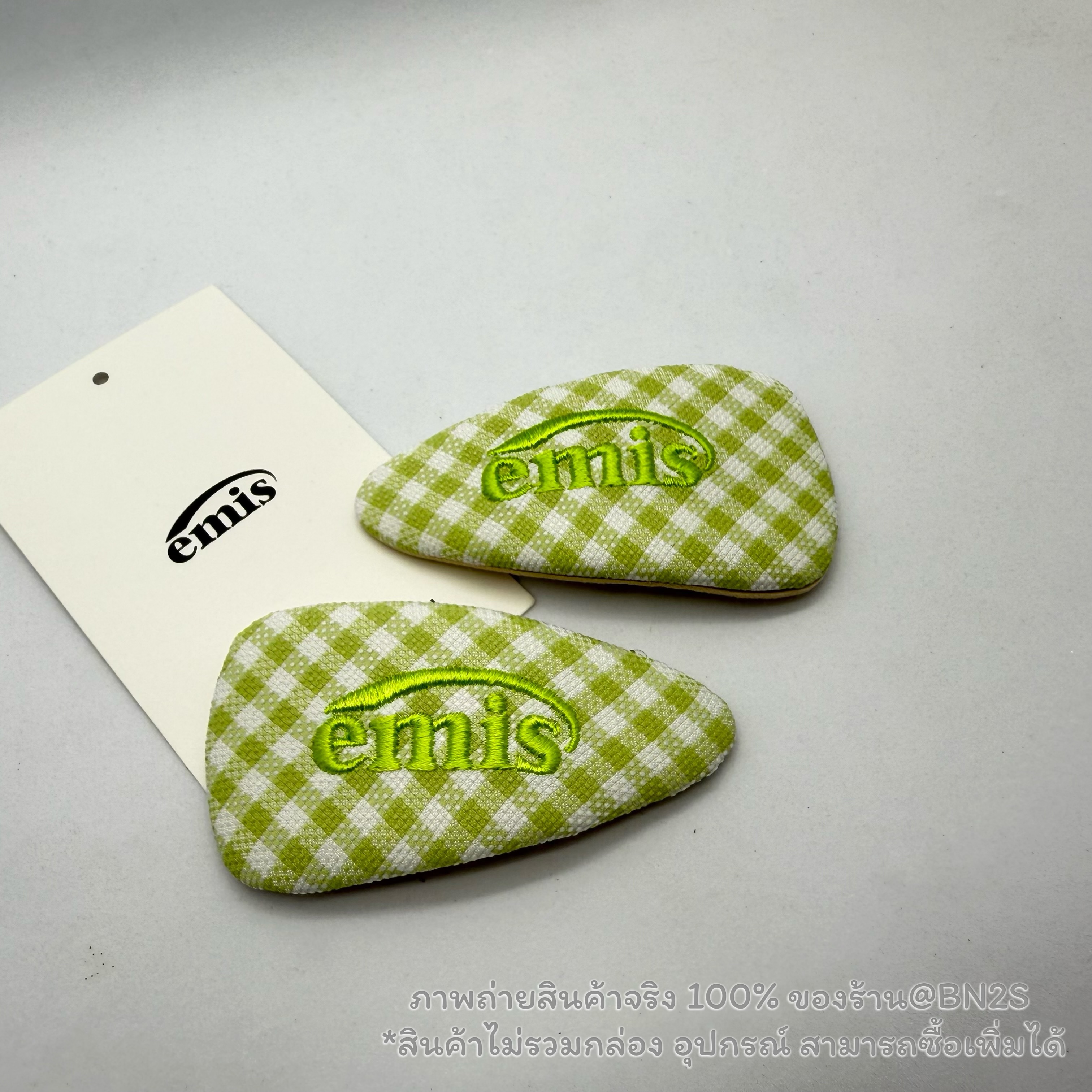 สีเขียว | พร้อมส่ง EMIS GINGHAM CHECK WIDE HAIRPIN กิ๊บหนีบสามเหลี่ยม อีมีสสึ งานปักผ้าลายสก๊อต พร้อมส่งในไทย ไม่ต้องรอพรีฯ ❌ แพ๊คคู่ ซ้าย-ขวา น้า ขนาด : 8x4 cm. ไม่มีกล่อง อุปกรณ์