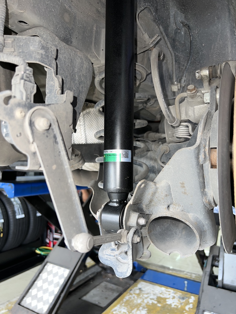 Mazda 2 Diesel ติดตั้งโช้คอัพ Tein EnduraPro Basic พร้อมอะไหล่ส่วนควบใหม่ทั้งหมด สิ่งที่จะได้รับหลังจากติดตั้ง: ฟีลลิ่งหนึบแน่นสไตล์ญี่ปุ่น: โช้คอัพ Tein EnduraPro Basic ให้ความหนึบแน่นที่เหนือกว่าโช้คเดิม แต่ยังคงความนุ่มนวลไว้ เทคโนโลยี H.B.S.: ช่วยดูดซับแรงกระแทกในจังหวะยุบตัวสุด ลดอาการกระดอนเมื่อเจอหลุมหรือคอสะพาน คุณภาพมาตรฐาน OEM: ผลิตจากวัสดุคุณภาพสูง ทนทาน และติดตั้งแทนของเดิมได้ทันที ไม่ต้องดัดแปลง ความมั่นคงที่เพิ่มขึ้น: รถทรงตัวได้นิ่งขึ้น เข้าโค้งมั่นใจ ลดอาการโคลงเคลง เหมาะกับสมรรถนะของเครื่องยนต์ดีเซล เหมาะสำหรับใคร? เจ้าของ Mazda 2 Diesel ที่ต้องการความหนึบและมั่นคงในการขับขี่ประจำวัน ผู้ที่ต้องการอัปเกรดความทนทานและความปลอดภัยของช่วงล่าง โดยไม่ต้องการโหลดเตี้ย 👉 สำหรับเจ้าของ Mazda 2 ที่อยากได้ฟีลลิ่งขับขี่ที่มั่นใจกว่าเดิม Tein EnduraPro Basic คือคำตอบ! 📌 สอบถามข้อมูลเพิ่มเติม หรือนัดหมายเข้ารับบริการ ☎️ : 08-6569-1915 ☎️ : 08-6544-5963 💬 Line id : @88rw 📍 Location : https://goo.gl/maps/HrNUAZXPN94KvxZ98 🌐 Facebook : https://www.facebook.com/88rwtire #Mazda #Mazda2 #SkyactivDiesel #Tein #EnduraPro #โช้คอัพ #ช่วงล่าง #ยางเจริญรุ่งเรือง #นนทบุรี #งามวงศ์วาน