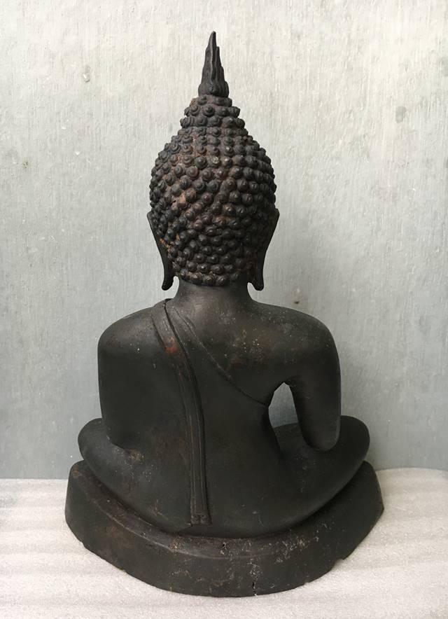 พระบูชา ล้อศิลปะสุโขทัย ขนาดหน้าตัก 8 นิ้ว สูง 12 นิ้ว เนื้อสัมฤทธิ์ดำ "เป็นส่วนผสมที่มีโลหะเงินมาก" หล่อดินไทย เนื้อเก่าถึงยุคมาก สวย เข้ม ขลัง