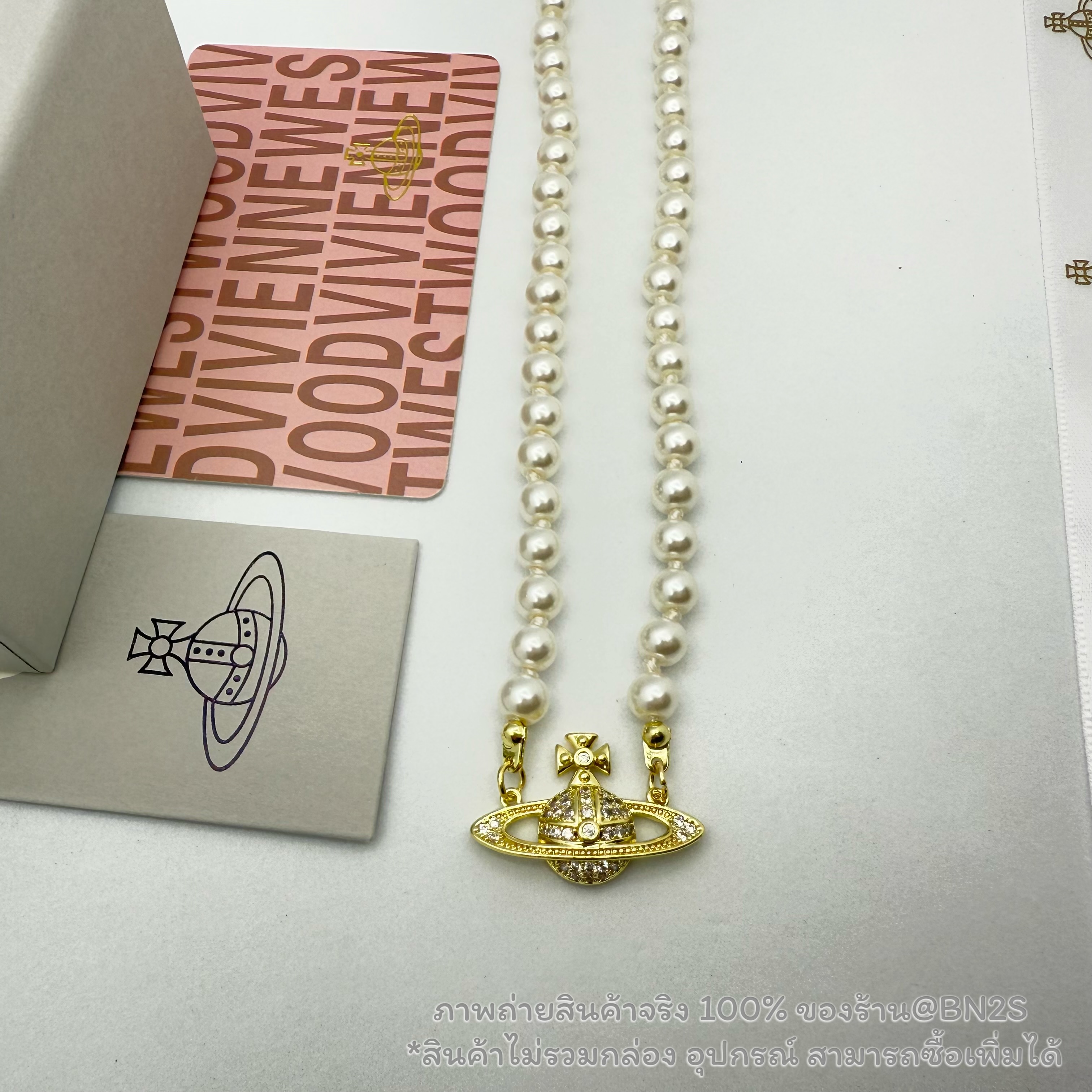 สีทอง | VIVIENNE WESTWOOD MINI BAS RELIEF PEARL CHOKER สร้อยคอไข่มุกวิเวียน จี้ฝังเพชรดาวเสาร์ อับเกรดตัวจี้ใหญ่ งานจะสวยขึ้น ตัวจี้ เพชร สวยกว่างาน 169฿ สายถักมัดปม ปรับความยาวไม่ได้