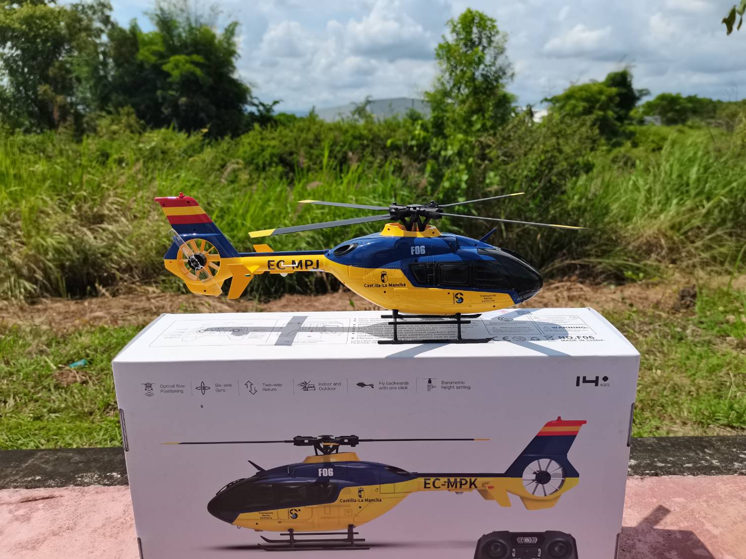 เฮลิคอปเตอร์บังคับวิทยุ YU XIANG F06 EC135 6CH 3D-6G มอเตอร์บรัสเลส หัวท้าย ระบบล๊อคความสูง ล๊อคตำแหน่ง ชุดพร้อมบิน RTF