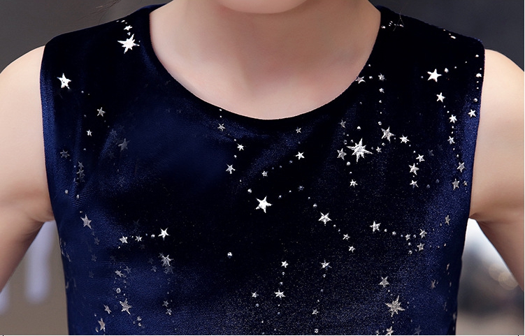 ชุดเดรสออกงานเด็กสีกรมท่า ทรงสั้น ตัวเสื้อผ้ากำมะหยี ไล่โทนสีที่สวยงาม