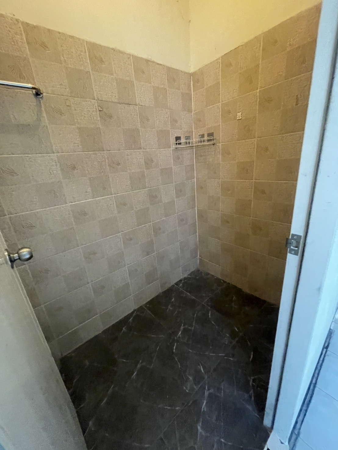 ขายอาคารพาณิชย์ หมู่บ้าน อรุณธร เนื้อที่ 20 ตารางวา 3 ชั้นครึ่งต่อเติมเต็ม มีชั้นลอยสวย เหมาะออฟฟิศ อยู่อาศัย กว้างขวาง วัชรพลสุขาภิบาล 5 ซอย45 เข้าซอย 100 เมตร ใกล้ตลาดออเงิน 3ห้องนอน 2 ห้องน้ำ ทำเลดี ด้านหน้าหมู่บ้าน ถนนเมน เข้าออกสะดวก ใกล้จัตุโชติ วงศ