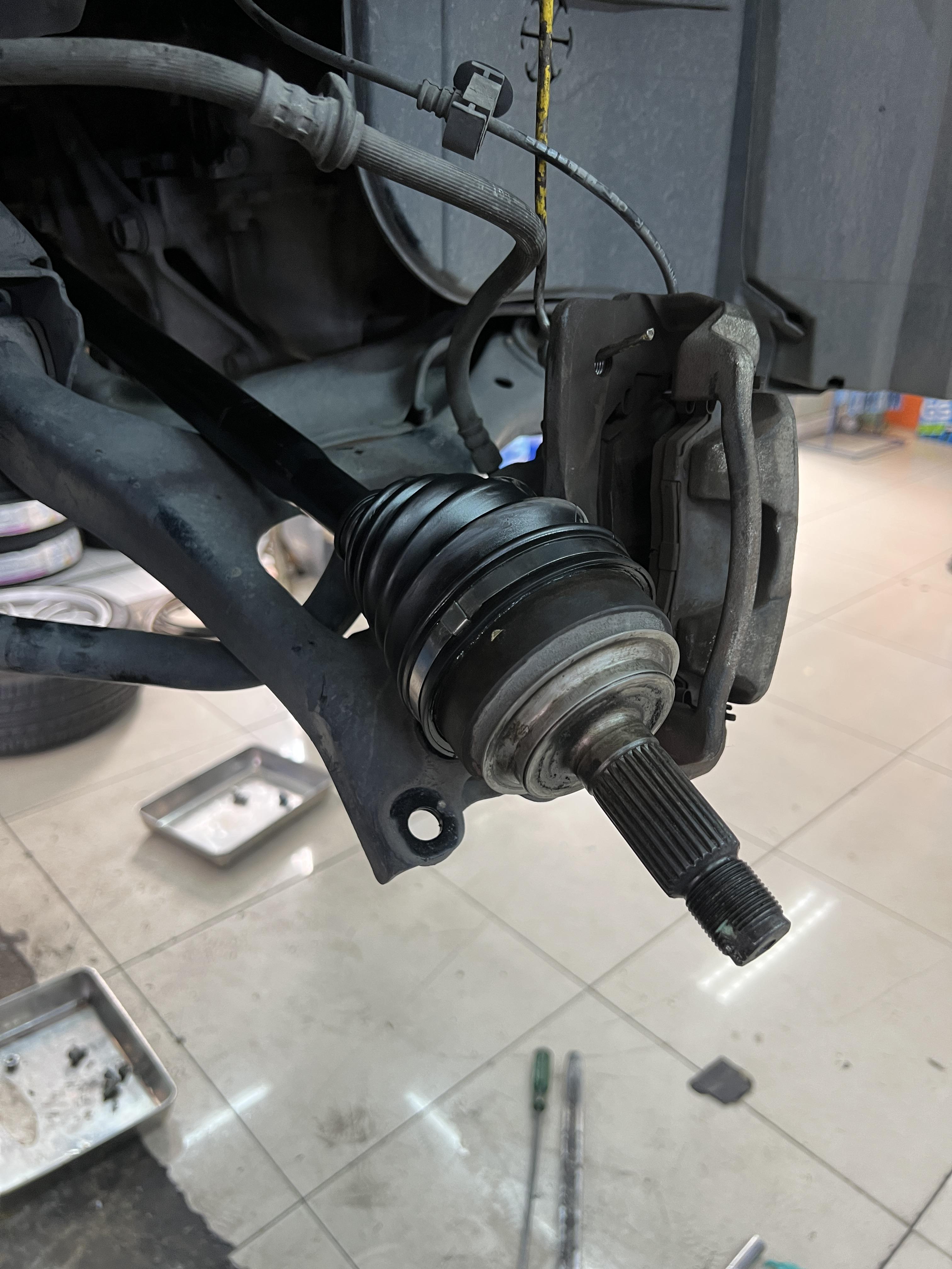 HONDA CIVIC FD ยางหุ้มเพลาขับ และลูกปืนล้อ หน้าแตก เข้ารับบริการซ่อมบำรุง พร้อมตั้งศูนย์ [+] ยางหุ้มเพลาขับหน้า [+] ลูกปืนล้อหน้า NTN พร้อมบริการติดตั้ง สอบถามข้อมูลเพิ่มเติม หรือ นัดหมายเข้ารับบริการ โทร. 08-6569-1915 Location : https://goo.gl/maps/HrNUAZXPN94KvxZ98? รถยนต์มีปัญหาไม่รู้ต้องแก้ตรงไหน ทางเรายินดี ตรวจหาปัญหาและหาวิธีแก้ บอกลูกค้าก่อนลงมือทำเสมอด้วยราคาเป็นธรรม เวลาบริการ วันจันทร์-วันอาทิตย์ 09:00 น. - 17.30 น. #ยางหุ้มเพลาขับ #ลูกปืนล้อหน้า #HONDACIVICFD #โช้คอัพ #ช่วงล่าง #โช๊ค #ยางรถยนต์