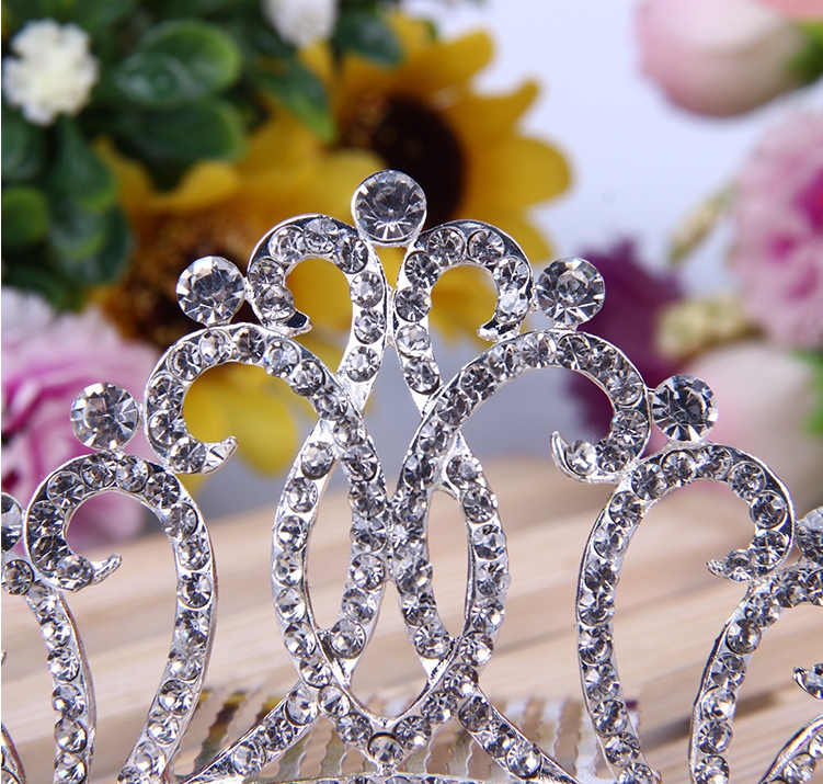 มงกุฏเพชร ขนาดกว้าง 8.5 สูง 5 ซม. แบบหวีปักง่าย #พร้อมส่ง