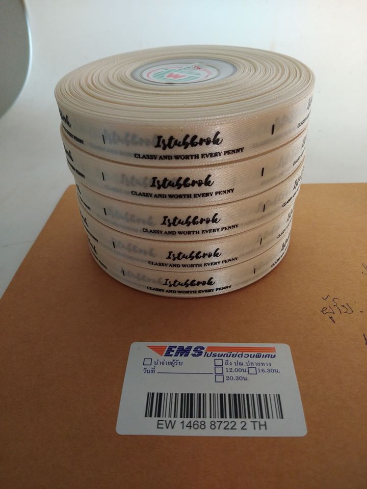 ป้ายคอเสื้อ เนื้อริบบิ้นซาติน 1.3 ซม. ริบบิ้นสีครีม S-2 พิมพ์ดำ 5 ม้วน