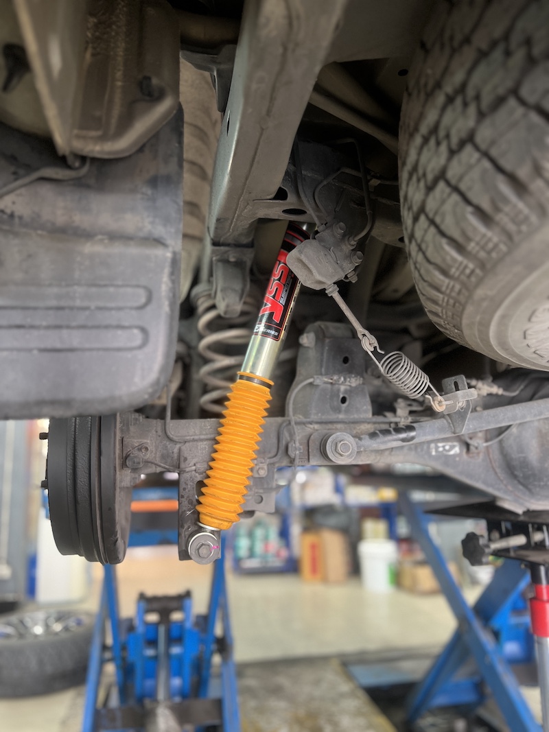 Fortuner Champ 2012 อัปเกรดด้วยโช้คอัพ YSS E-Series สิ่งที่จะได้รับหลังจากติดตั้ง: หนึบ...ขับสบาย: โช้คอัพ YSS E-Series (Monotube) ให้ความรู้สึกนุ่มนวลเมื่อขับช้า และหนึบแน่นเมื่อใช้ความเร็ว ควบคุมรถได้มั่นใจ: เทคโนโลยี VVSC ช่วยลดอาการโคลงและโยนของตัวรถ ทำให้เข้าโค้งมั่นใจกว่าเดิม ทนทานคุ้มค่าระยะยาว: โช้คอัพ Monotube ทำงานได้อย่างเสถียร ระบายความร้อนได้ดี จบครบทุกปัญหา: ติดตั้งตรงรุ่นโดยทีมช่างผู้เชี่ยวชาญ พร้อมบริการตั้งศูนย์ด้วยเครื่องมือที่ทันสมัยที่สุด เหมาะสำหรับใคร? เจ้าของ Fortuner ที่ต้องการ เปลี่ยนโช้คอัพทดแทนของเดิม ที่เสื่อมสภาพ ผู้ที่ต้องการยกระดับ Performance ให้ดีกว่าโช้คเดิมติดรถ ในงบประมาณที่คุ้มค่าสำหรับการใช้งานประจำวัน 👉 เปลี่ยนรถคุณให้ขับขี่สนุกและปลอดภัยกว่าเดิม! นัดหมายเข้ารับบริการได้เลยครับ 📌 สอบถามข้อมูลเพิ่มเติม หรือนัดหมายเข้ารับบริการ ☎️ : 08-6569-1915 ☎️ : 08-6544-5963 💬 Line id : @88rw 📍 Location : https://goo.gl/maps/HrNUAZXPN94KvxZ98 🌐 Facebook : https://www.facebook.com/88rwtire #Toyota #Fortuner #FortunerChamp #YSS #YSSSuspension #ESeries #โช้คอัพ #ช่วงล่าง #ยางเจริญรุ่งเรือง #นนทบุรี #งามวงศ์วาน