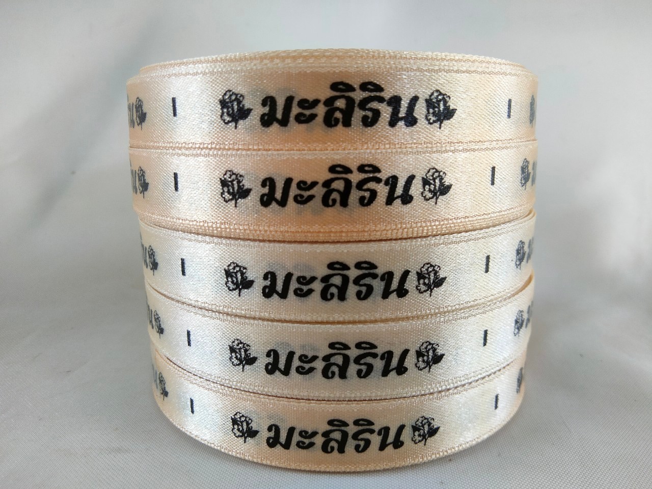 ป้ายคอเสื้อ เนื้อริบบิ้นซาติน 1.3 ซม. ริบบิ้นสีทองอ่อน 61 พิมพ์ดำ 5 ม้วน