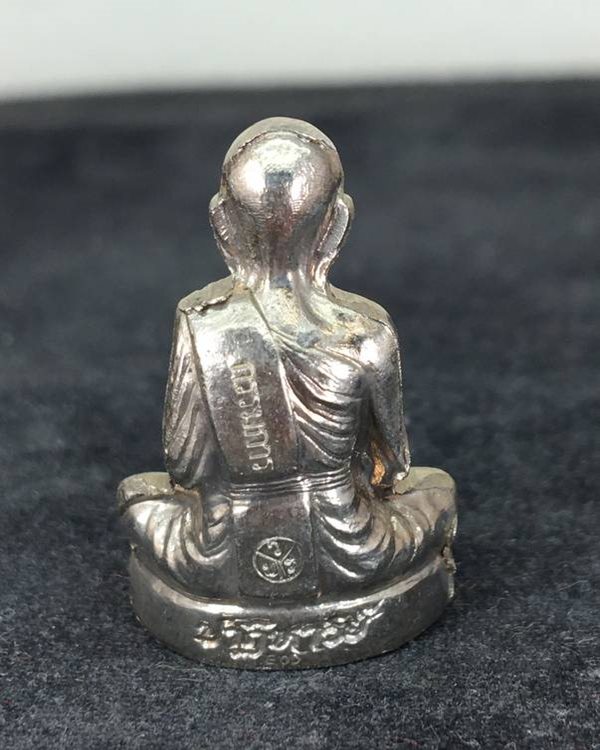 รูปเหมือนปั้ม หลวงพ่อคูณ ปริสุทฺโธ วัดบ้านไร่ รุ่นปาฎิหาริย์ EOD ปี ๒๕๕๖ เนื้ออัลปาก้า โค๊ตกรรมการ หมายเลข ๗๗๗