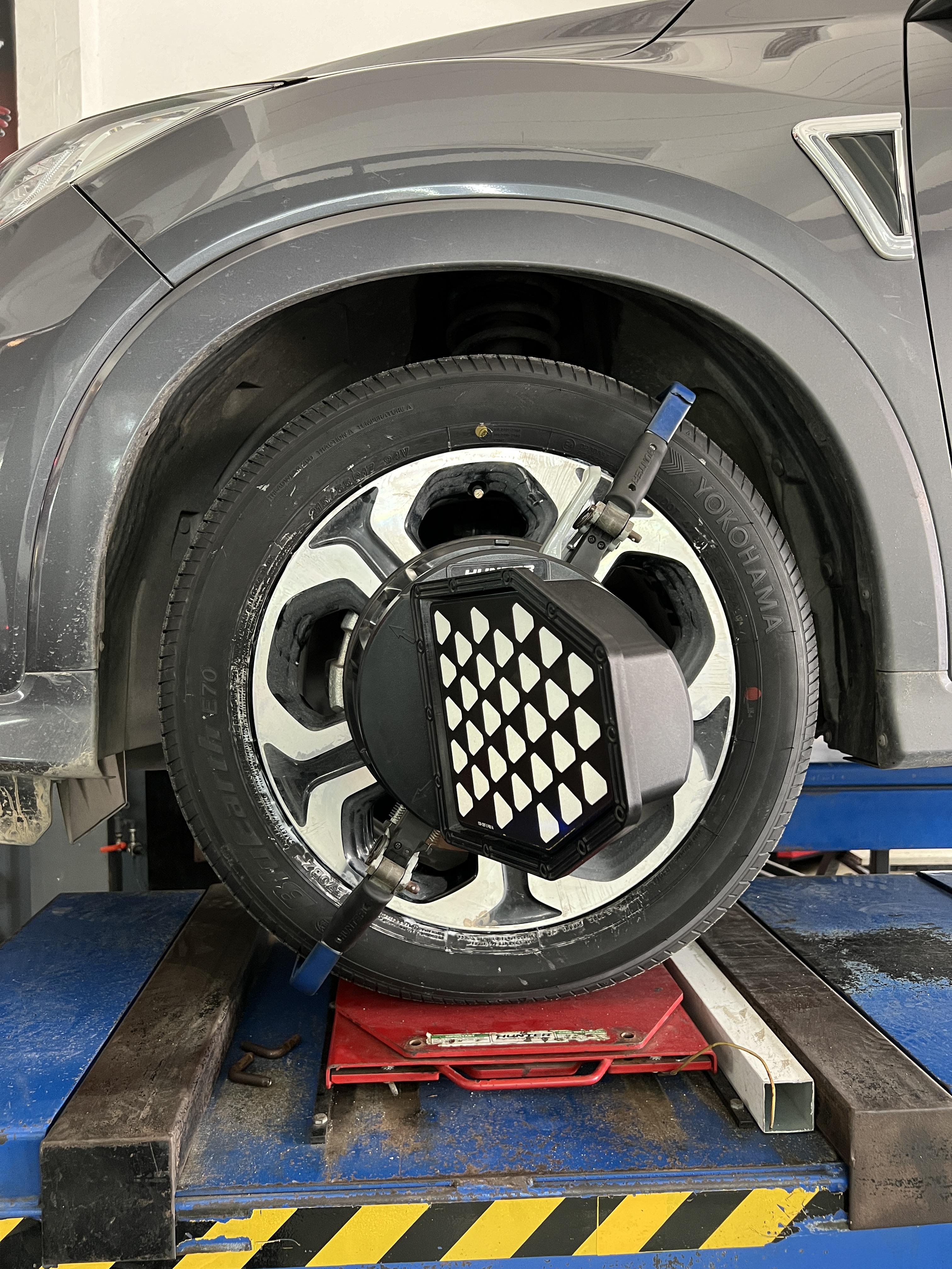 HONDA HRV เปลี่ยนยางรถยนต์ ใช้งานประจำวัน [+] YOKOHAMA E70 215/55R17 *นัดหมายก่อนเข้ารับบริการ เพื่อความรวดเร็วครับ 𝙊𝙪𝙧 𝙎𝙚𝙧𝙫𝙞𝙘𝙚 บริการทางร้านเรารับทำอะไรบ้าง 🔧 มียางรถยนต์ทุกยี่ห้อให้เลือกซื้อ 🔧 โช้คอัพ สปริง 🔧 เช็คช่วงล่าง แก้ปัญหาให้ตรงจุด 🔧 ติดตั้งยางแบบไร้รอย 100% 🔧 บริการสลับยาง ตามอายุ 🔧 บริการล้างลิ้นปีกผีเสื้อ 🔧 บริการเช็คระยะรถยนต์ 🔧 เปลี่ยนถ่ายของเหลวทั้งระบบ 🔧 ตั้งศูนย์ด้วยเครื่อง HUNTER นำเข้าจาก USA สอบถามข้อมูลเพิ่มเติม หรือนัดหมายเข้ารับบริการ ☎️ : 08-6569-1915 ☎️ : 08-6544-5963 Line id : @88rw Tiktok : https://www.tiktok.com/@88rwycrr Youtube : https://youtube.com/@88rw Facebook : https://www.facebook.com/88rwtire Location : https://goo.gl/maps/HrNUAZXPN94KvxZ98? #รถยนต์มีปัญหาไม่รู้ต้องแก้ตรงไหน ทางเรายินดี ตรวจหาปัญหาและหาวิธีแก้ บอกลูกค้าก่อนลงมือทำเสมอราคาเป็นธรรมไม่เอาเปรียบ สบายใจคุณลูกค้า ร้านยางเจริญรุ่งเรือง ยินดีต้อนรับครับ