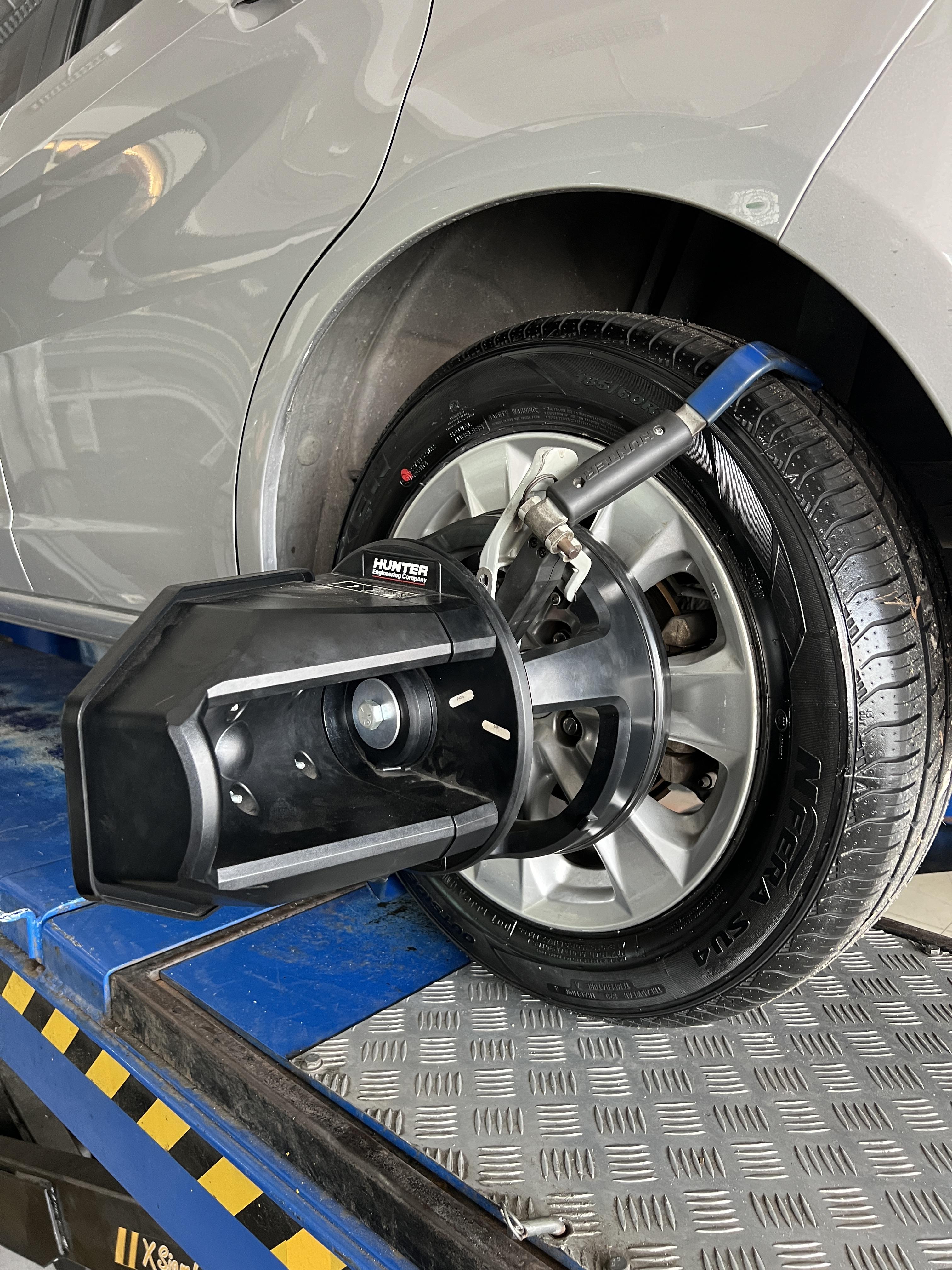 Honda jazz ge เปลี่ยนยางรถยนต์ใช้งาน ประจำวัน [+] NEXEN NFera Su4 185/60R15 *เพื่อความรวดเร็วนัดหมายก่อนเข้ารับบริการครับ 𝙊𝙪𝙧 𝙎𝙚𝙧𝙫𝙞𝙘𝙚 บริการทางร้านเรารับทำอะไรบ้าง 👉มียางรถยนต์ทุกยี่ห้อให้เลือกซื้อ 👉โช้คอัพ สปริง 👉เช็คช่วงล่าง แก้ปัญหาให้ตรงจุด 👉ติดตั้งยางแบบไร้รอย 100% 👉บริการสลับยาง ตามอายุ 👉บริการล้างลิ้นปีกผีเสื้อ 👉บริการเช็คระยะรถยนต์ 👉เปลี่ยนถ่ายของเหลวทั้งระบบ 👉ตั้งศูนย์ด้วยเครื่อง HUNTER นำเข้าจาก USA สอบถามข้อมูลเพิ่มเติม หรือนัดหมายเข้ารับบริการ ☎️ : 08-6569-1915 ☎️ : 08-6544-5963 Line id : @88rw Facebook : https://www.facebook.com/88rwtire Location : https://goo.gl/maps/HrNUAZXPN94KvxZ98? #รถยนต์มีปัญหาไม่รู้ต้องแก้ตรงไหน ทางเรายินดี ตรวจหาปัญหาและหาวิธีแก้ บอกลูกค้าก่อนลงมือทำเสมอราคาเป็นธรรม #nexentires