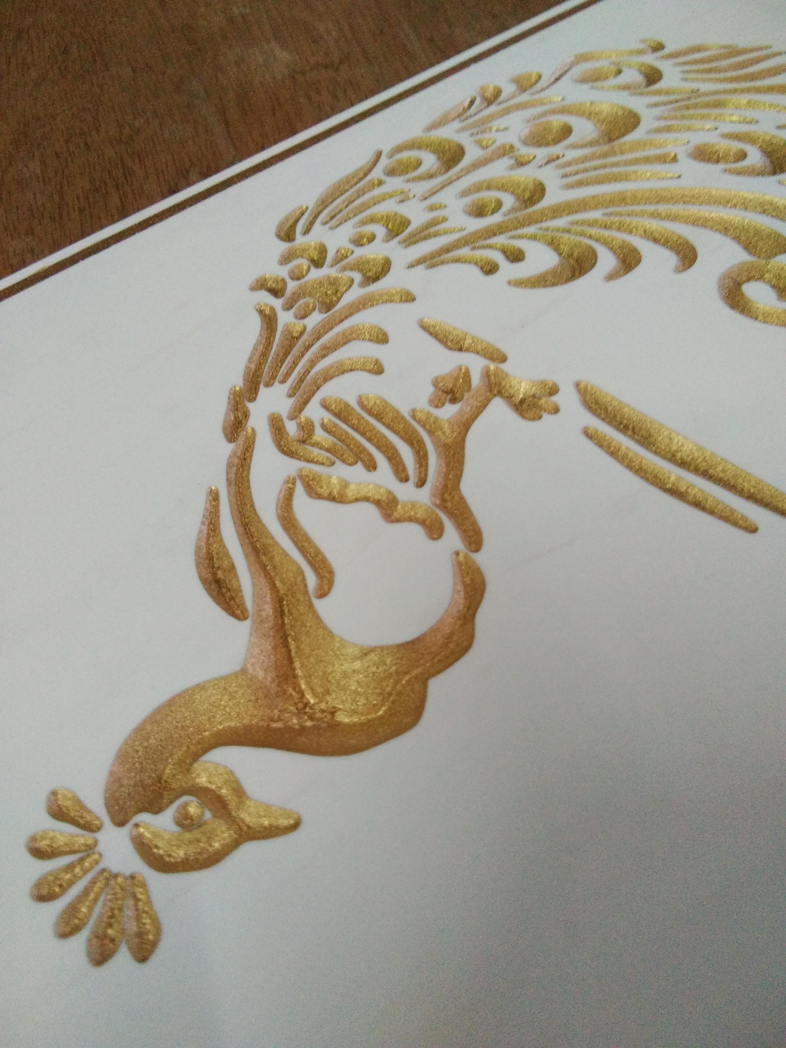 ภาพสลักนกยูงสีทอง