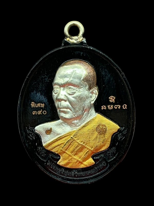 เหรียญห่วงเชื่อม พิมพ์หันข้าง หลวงพ่อทอง วัดบ้านไร่ รุ่นทองปาฏิหาริย์ จัดสร้างปี 2565 เนื้อแบลคโรเดียม หน้ากากพ่นทราย 3 กษัตริย์ ห่วงเงิน หมายเลข 390