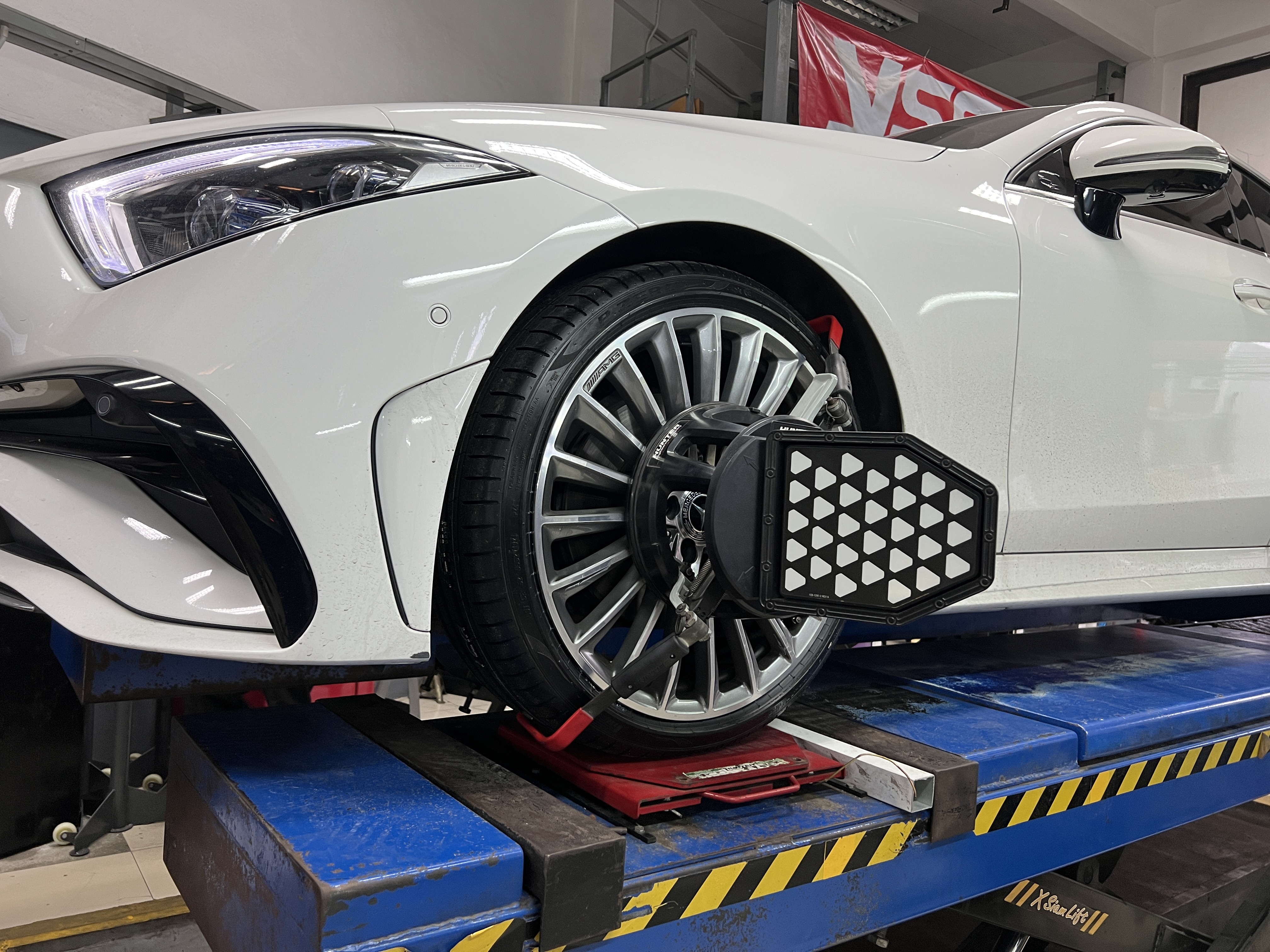 Mercedes benz cls220d เปลี่ยนยางรถยนต์ ใช้งานประจำวัน [+] Pirelli Pzero PZ4 runflat 245/35R20 2 เส้น *เพื่อความรวดเร็วนัดหมายก่อนเข้ารับบริการครับ 𝙊𝙪𝙧 𝙎𝙚𝙧𝙫𝙞𝙘𝙚 บริการทางร้านเรารับทำอะไรบ้าง 👉มียางรถยนต์ทุกยี่ห้อให้เลือกซื้อ 👉โช้คอัพ สปริง 👉เช็คช่วงล่าง แก้ปัญหาให้ตรงจุด 👉ติดตั้งยางแบบไร้รอย 100% 👉บริการสลับยาง ตามอายุ 👉บริการล้างลิ้นปีกผีเสื้อ 👉บริการเช็คระยะรถยนต์ 👉เปลี่ยนถ่ายของเหลวทั้งระบบ 👉ตั้งศูนย์ด้วยเครื่อง HUNTER นำเข้าจาก USA สอบถามข้อมูลเพิ่มเติม หรือนัดหมายเข้ารับบริการ ☎️ : 08-6569-1915 ☎️ : 08-6544-5963 Line id : @88rw Facebook : https://www.facebook.com/88rwtire Location : https://goo.gl/maps/HrNUAZXPN94KvxZ98? #รถยนต์มีปัญหาไม่รู้ต้องแก้ตรงไหน ทางเรายินดี ตรวจหาปัญหาและหาวิธีแก้ บอกลูกค้าก่อนลงมือทำเสมอราคาเป็นธรรม #pirelli #pirellitires