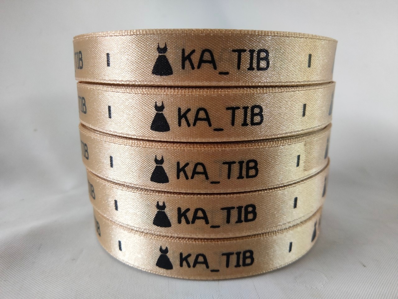 ป้ายคอเสื้อ เนื้อริบบิ้นซาติน 1.3 ซม. ริบบิ้นสี111a พิมพ์ดำ 5 ม้วน